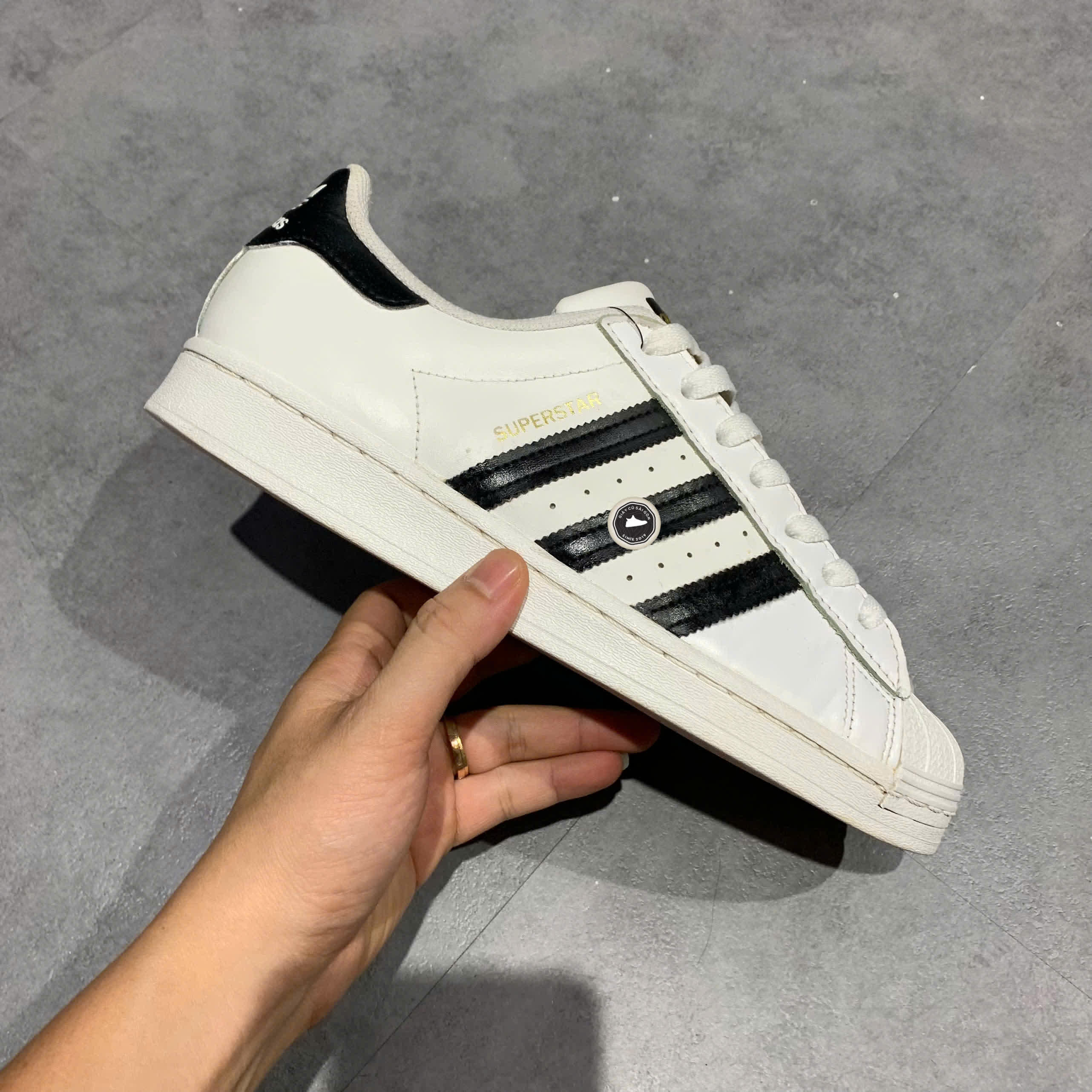 ADIDAS SUPERSTAR CLOUD WHITE CORE BLACK EG4958 SIZE 41 1/3 GIÀY 2HAND CHÍNH HÃNG PVN21215