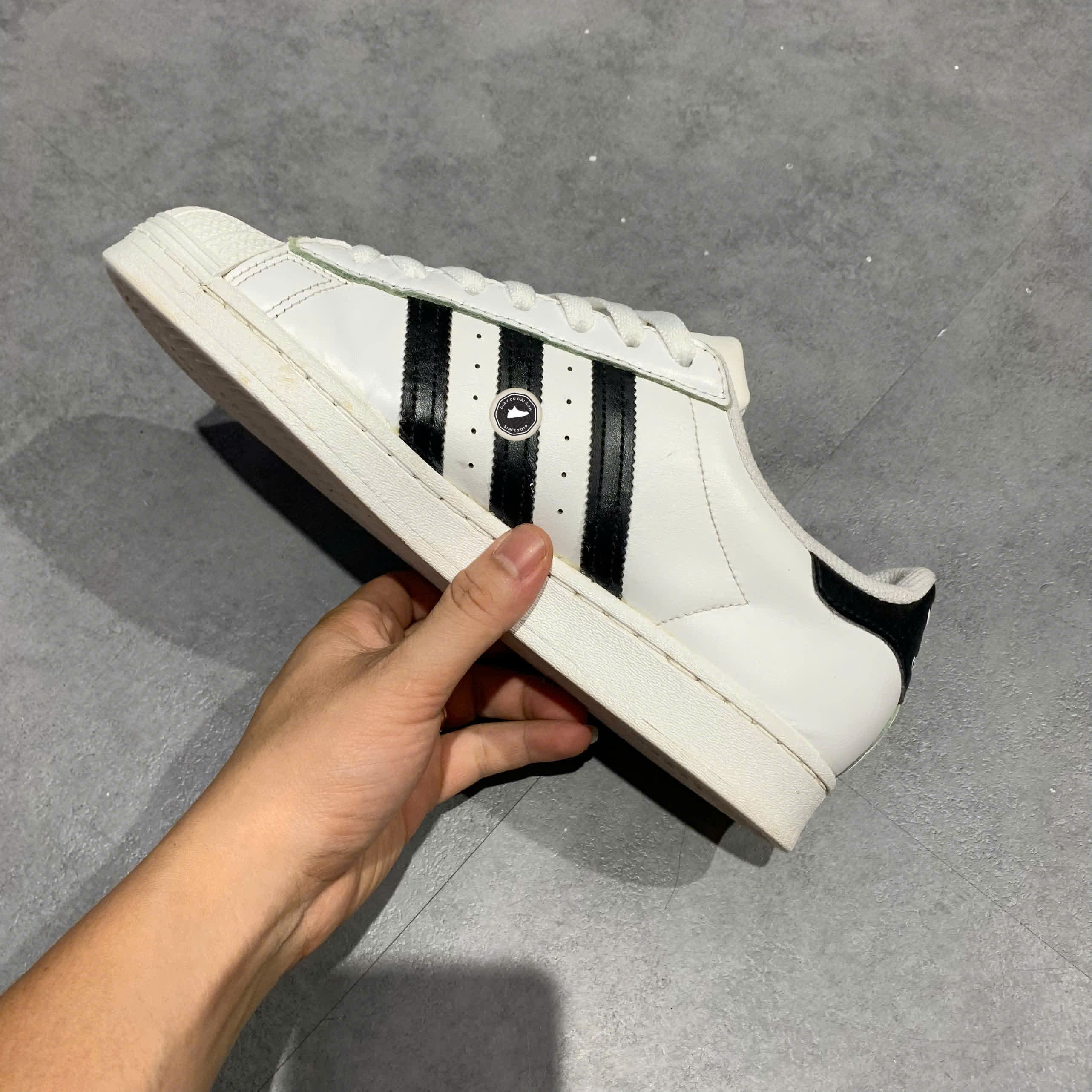 ADIDAS SUPERSTAR CLOUD WHITE CORE BLACK EG4958 SIZE 41 1/3 GIÀY 2HAND CHÍNH HÃNG PVN21215