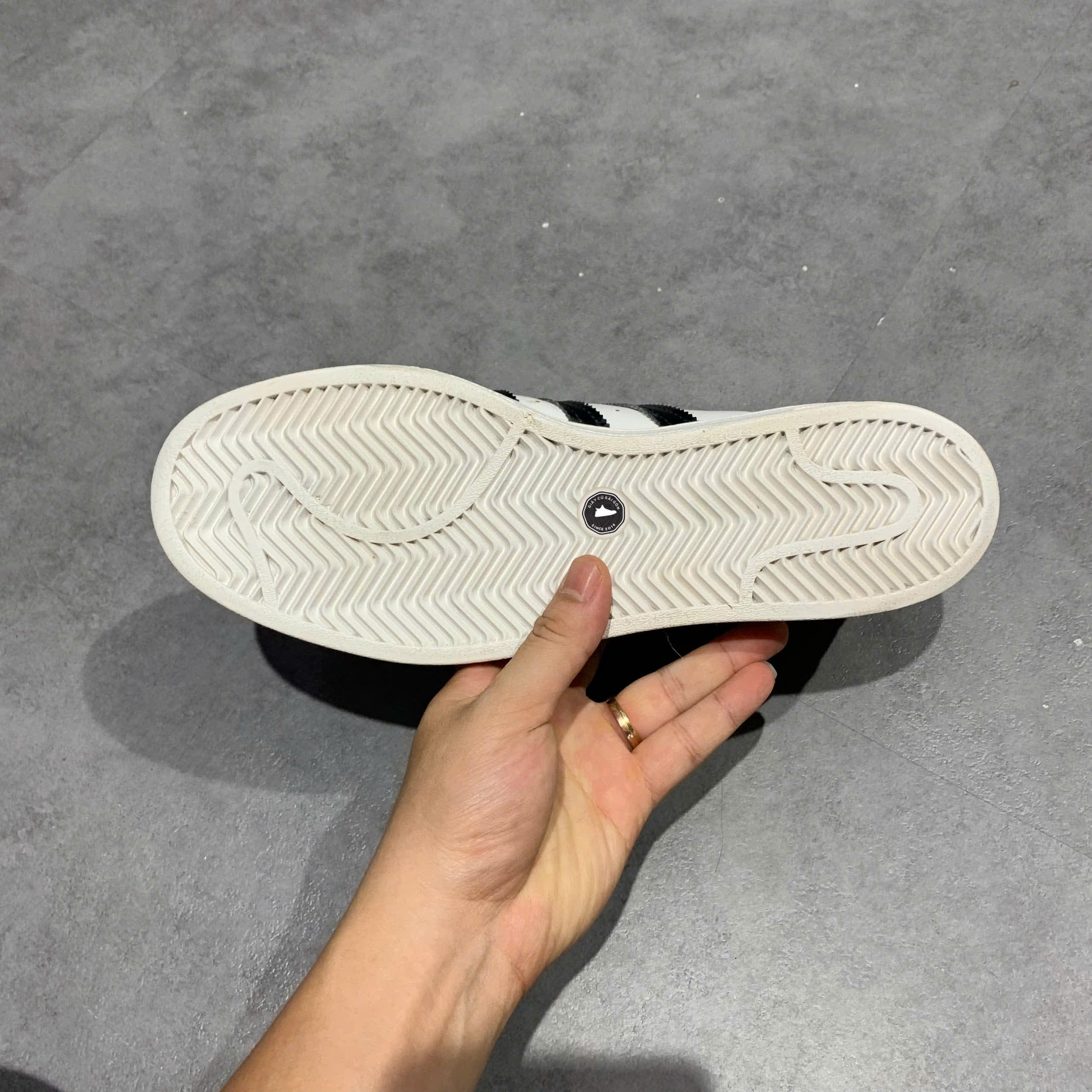 ADIDAS SUPERSTAR CLOUD WHITE CORE BLACK EG4958 SIZE 41 1/3 GIÀY 2HAND CHÍNH HÃNG PVN21215