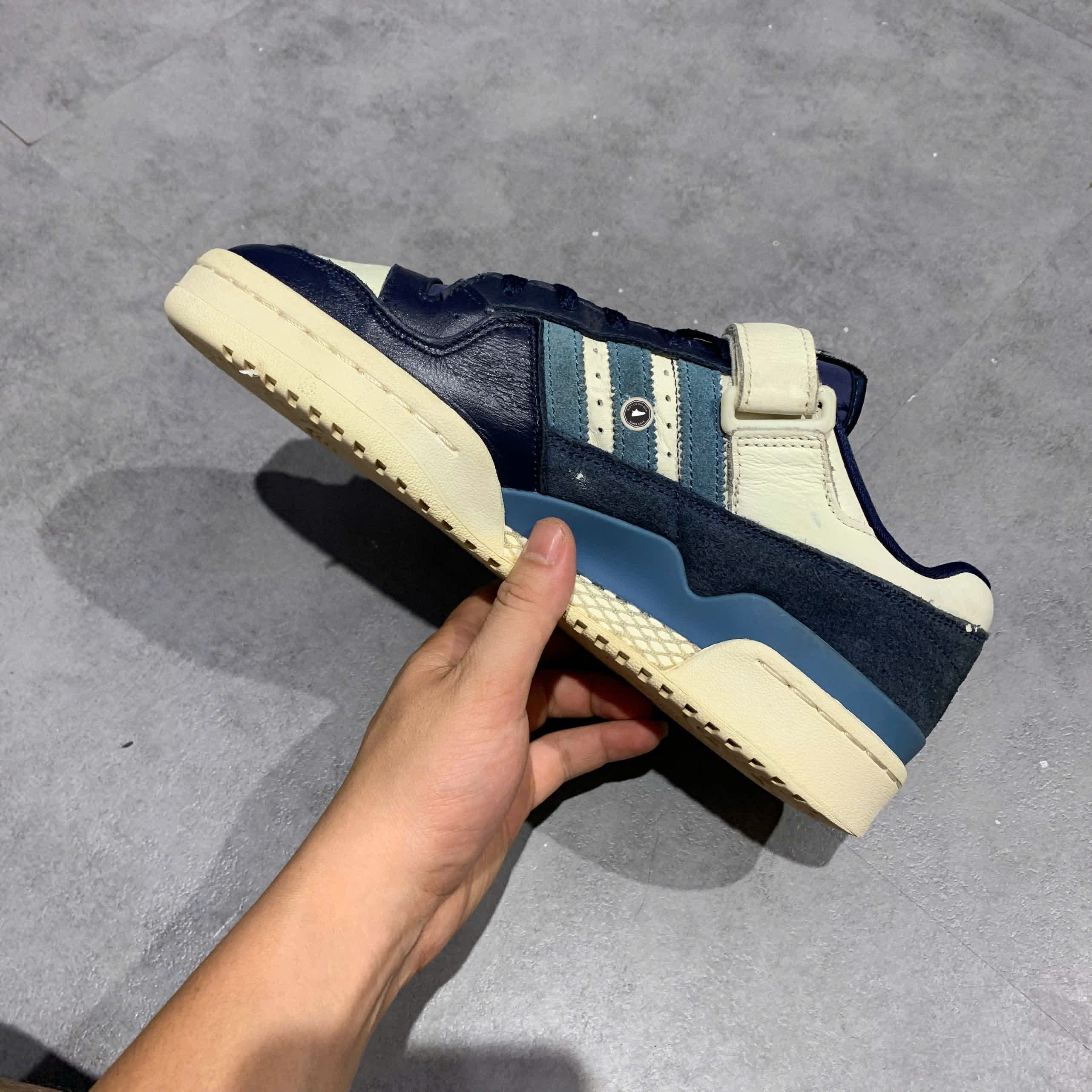 ADIDAS ORIGINALS FORUM 84 LOW 'WHITE DARK BLUE' GX2162 SIZE 42 GIÀY 2HAND CHÍNH HÃNG PVN21084