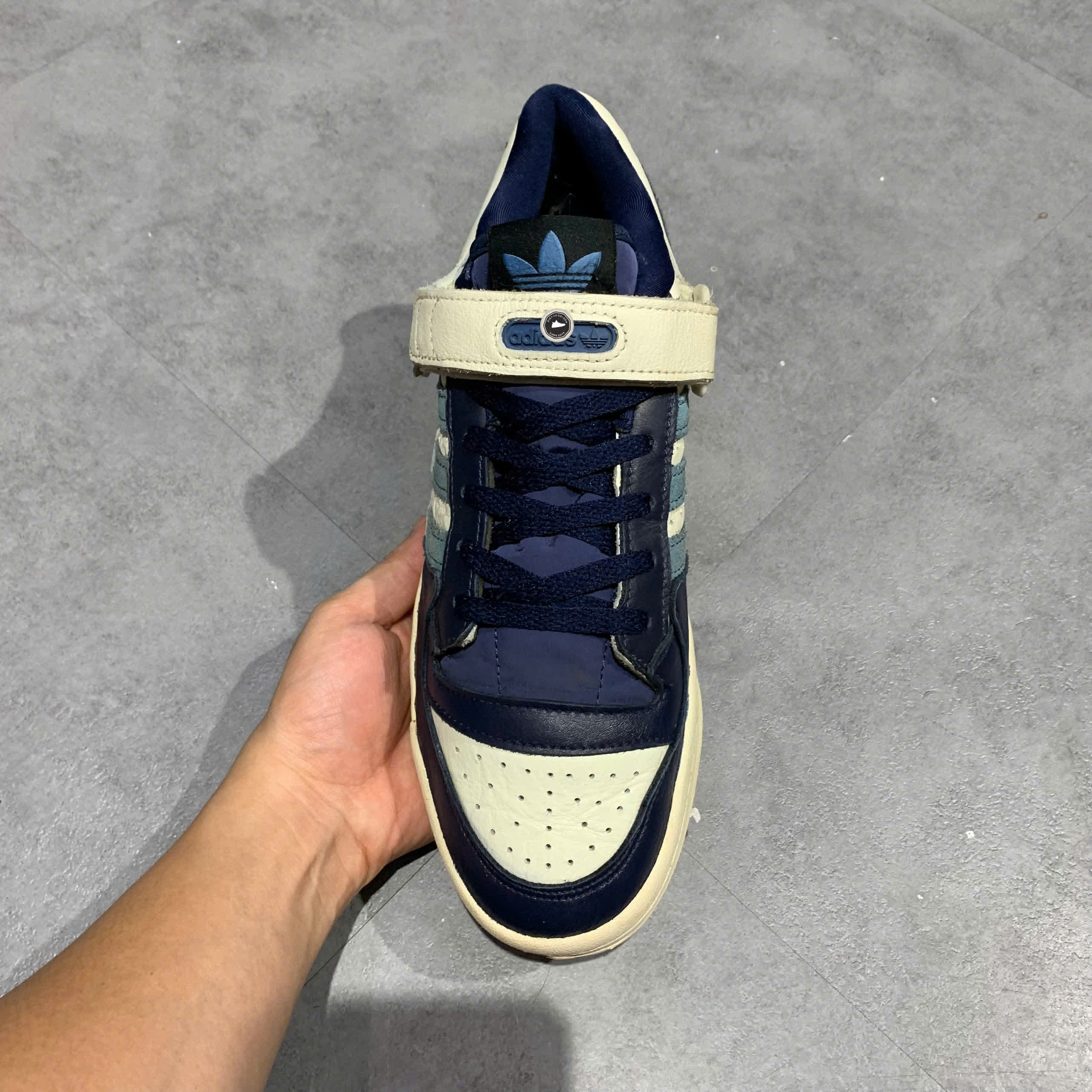 ADIDAS ORIGINALS FORUM 84 LOW 'WHITE DARK BLUE' GX2162 SIZE 42 GIÀY 2HAND CHÍNH HÃNG PVN21084