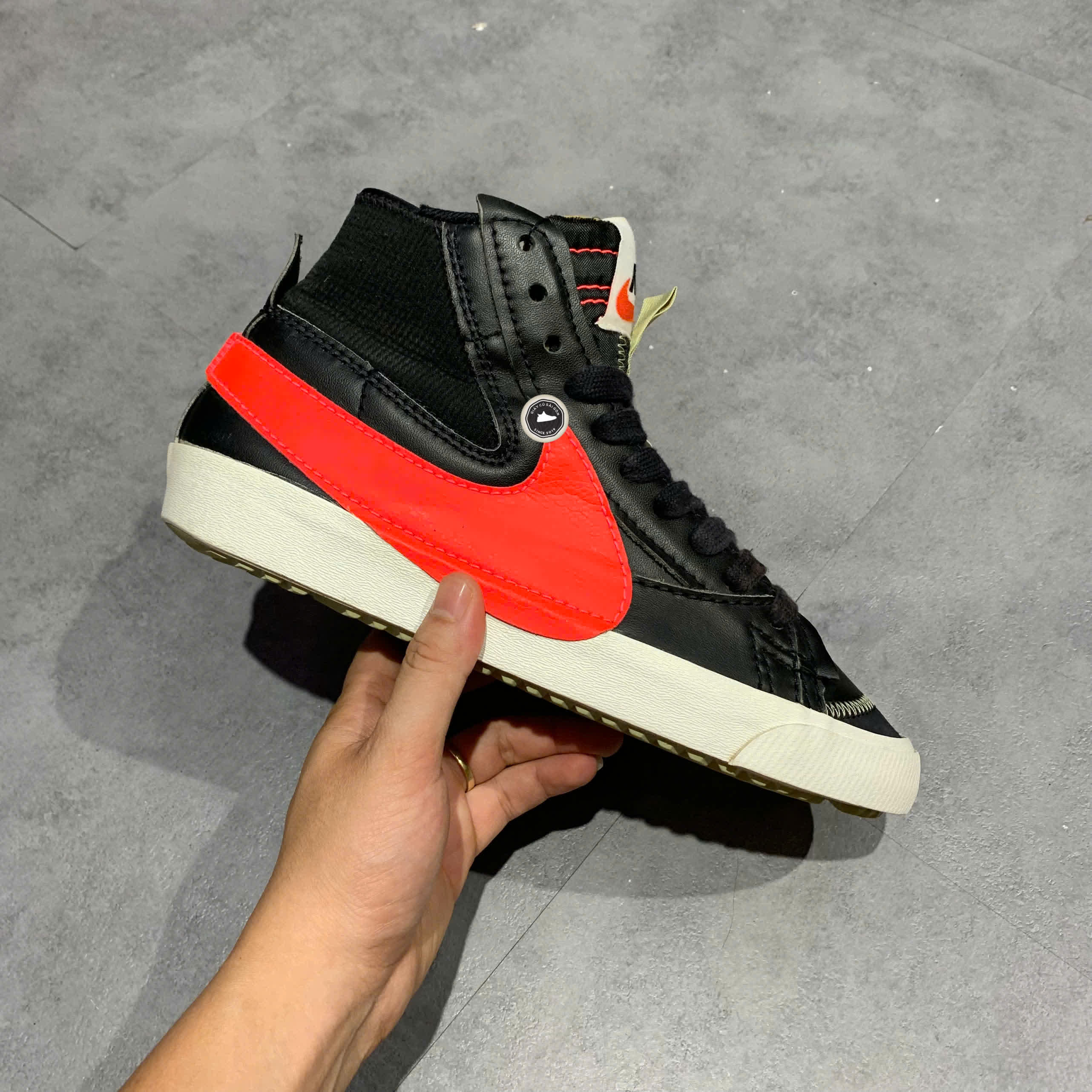 NIKE BLAZER MID '77 JUMBO 'BLACK BRIGHT CRIMSON' DD3111 001 SIZE 42 GIÀY 2HAND CHÍNH HÃNG PVN21151