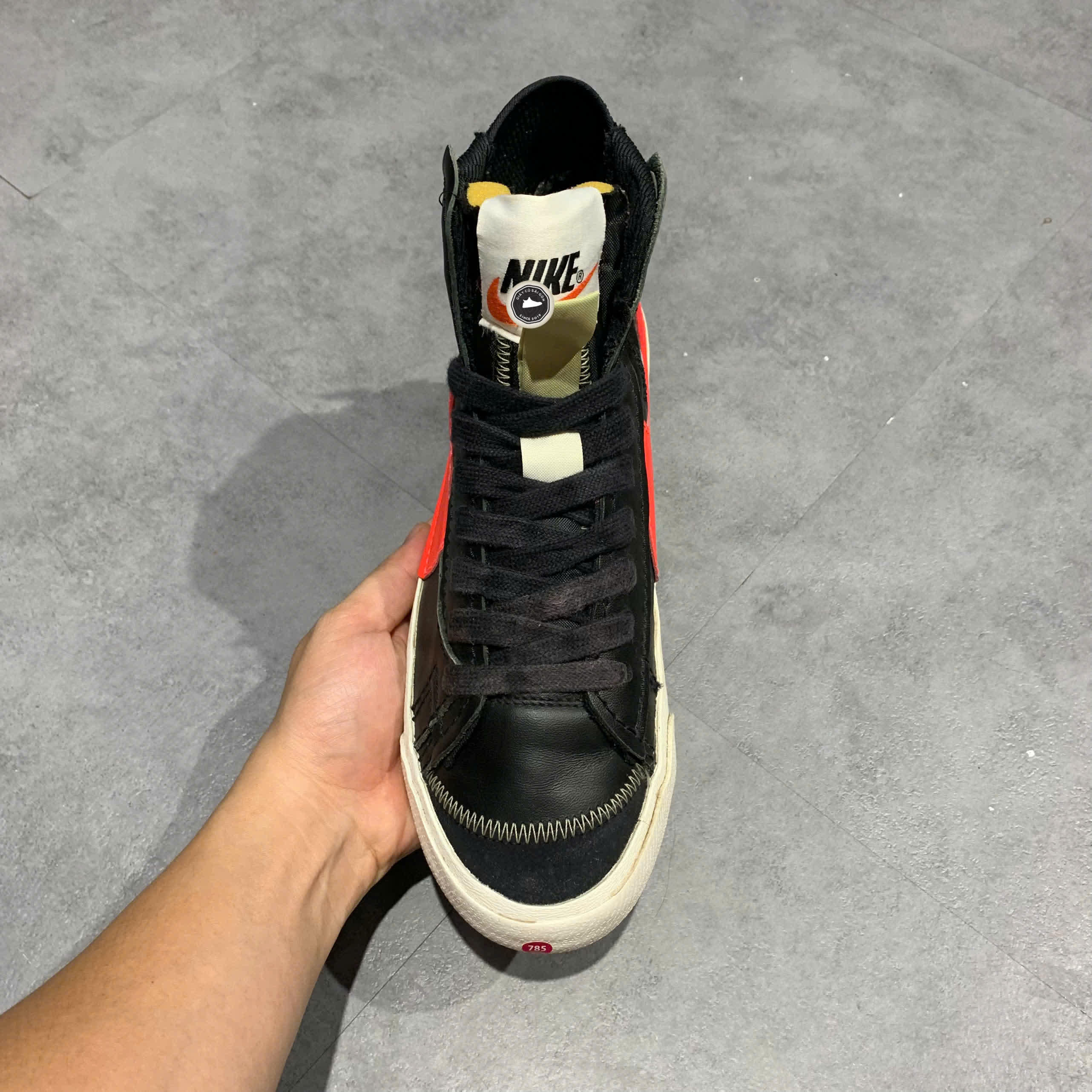 NIKE BLAZER MID '77 JUMBO 'BLACK BRIGHT CRIMSON' DD3111 001 SIZE 42 GIÀY 2HAND CHÍNH HÃNG PVN21151