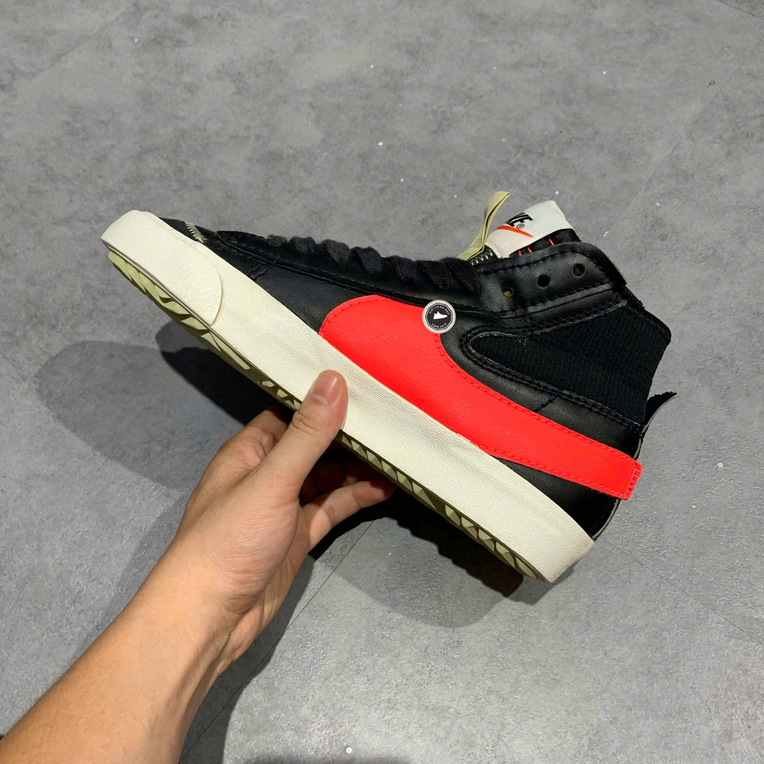 NIKE BLAZER MID '77 JUMBO 'BLACK BRIGHT CRIMSON' DD3111 001 SIZE 42 GIÀY 2HAND CHÍNH HÃNG PVN21151