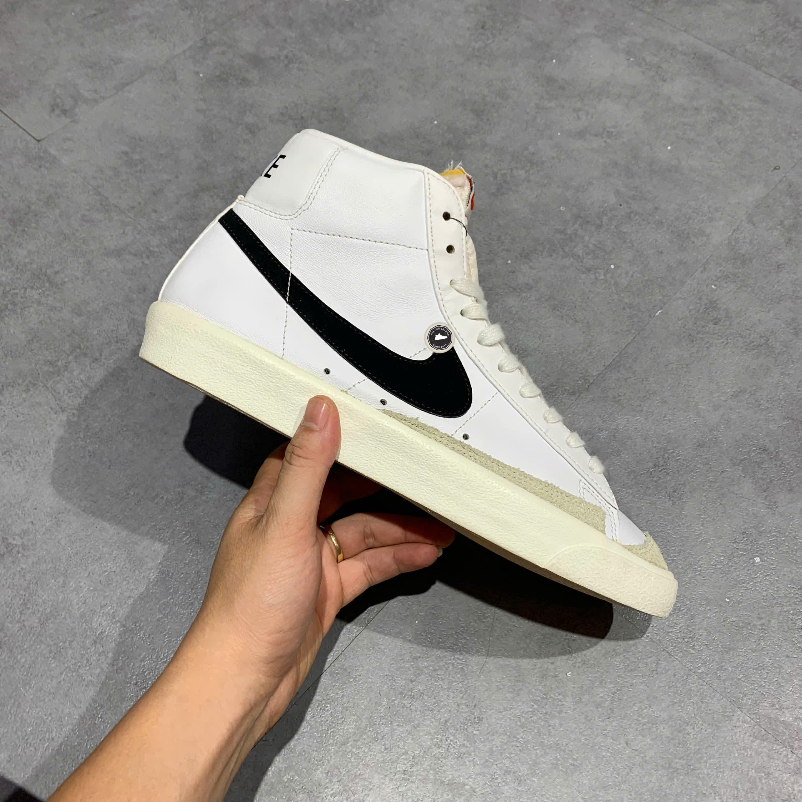 NIKE BLAZER MID '77 VINTAGE 'WHITE BLACK' BQ6806-100 SIZE 43 GIÀY 2HAND CHÍNH HÃNG PVN21264