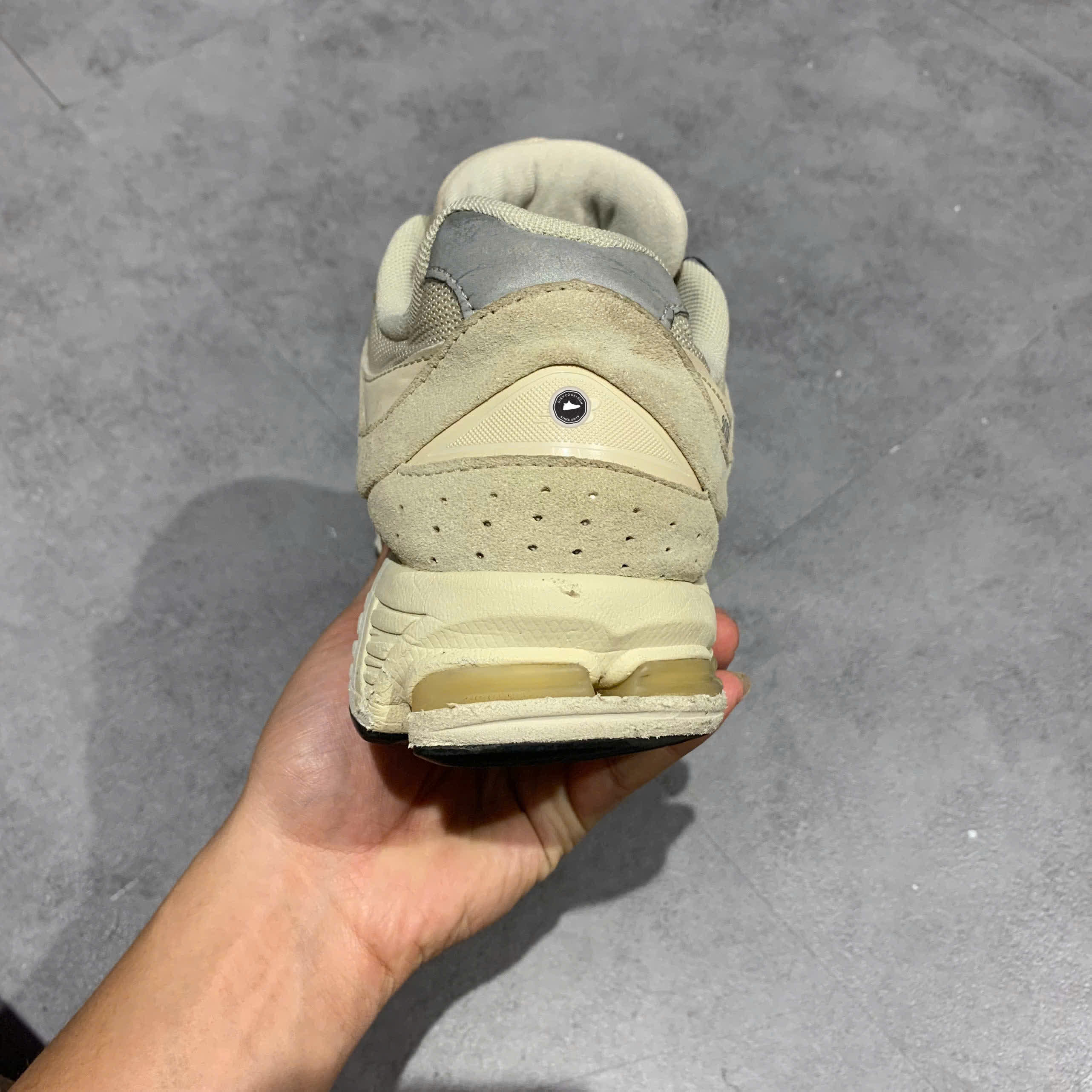 NEW BALANCE 2002R CALM TAUPE M2002RCC SIZE 44 GIÀY 2HAND CHÍNH HÃNG PVN21027