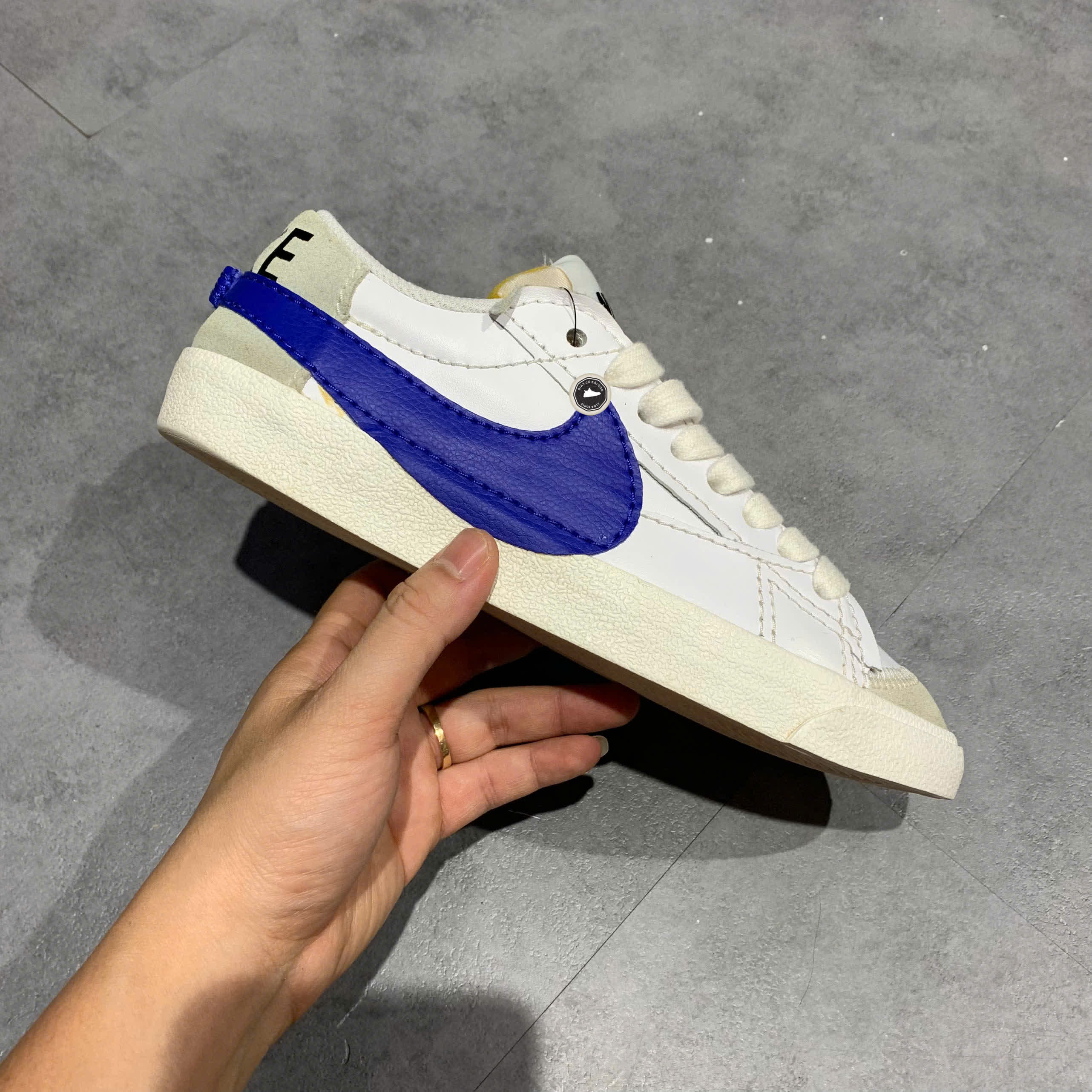 NIKE BLAZER LOW '77 JUMBO 'WHITE OLD ROYAL' DQ8768 100 SIZE 40.5 GIÀY 2HAND CHÍNH HÃNG PVN21238