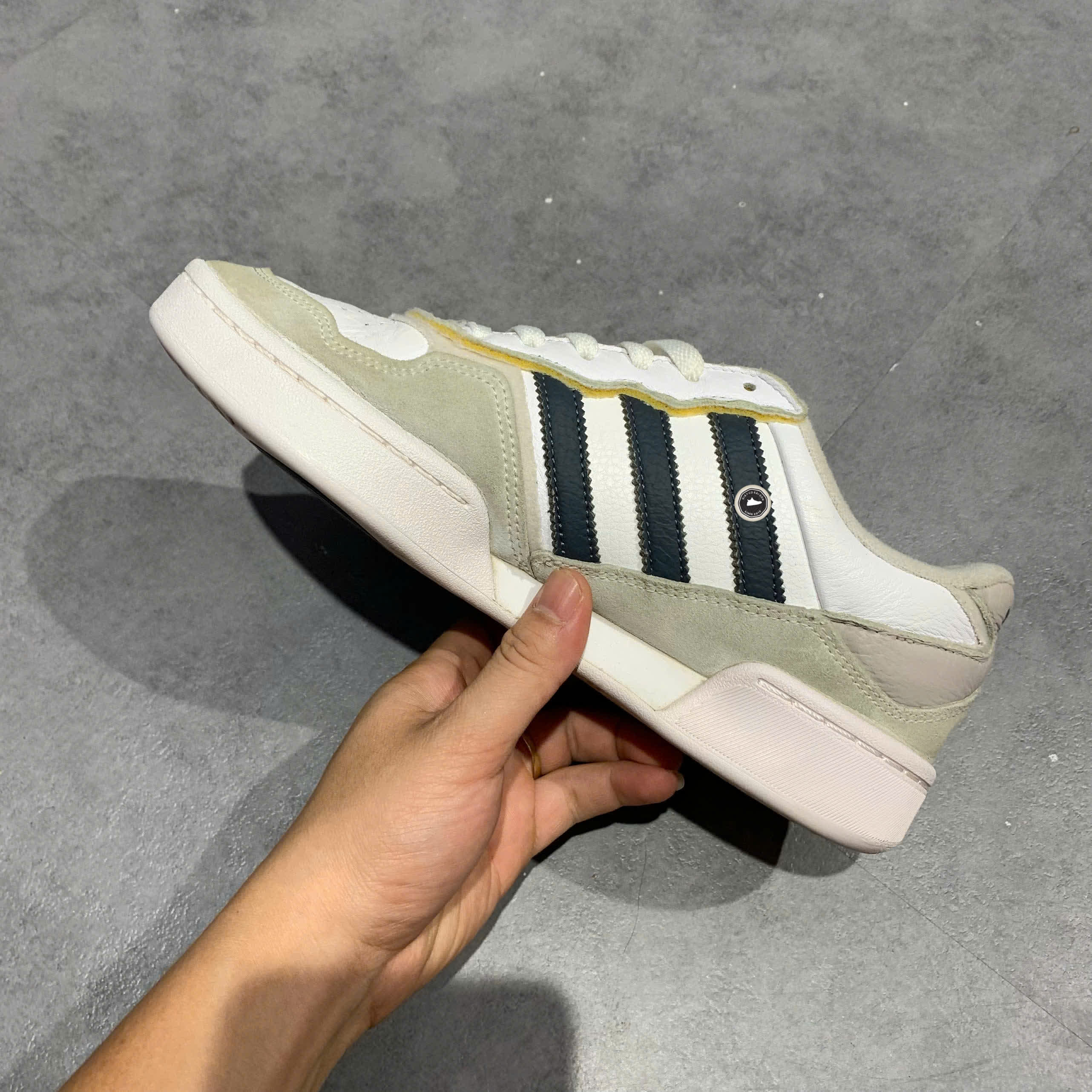 ADIDAS COURTIC 'CLOUD WHITE GREY ONE' GX4366 SIZE 40 2/3 GIÀY 2HAND CHÍNH HÃNG PVN21254