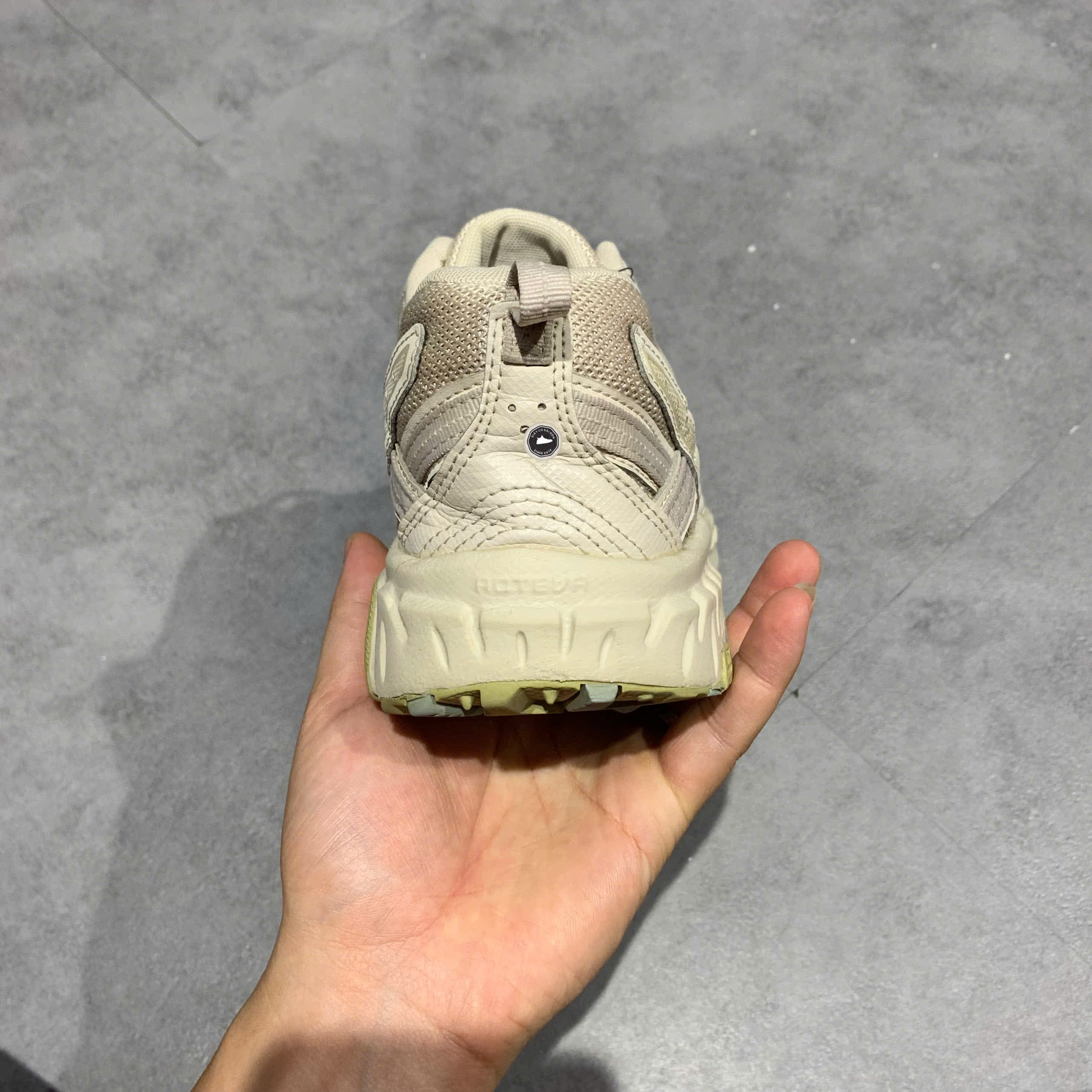 New Balance 410 'Grey Beige' MT410GB5 SIZE 44.5 GIÀY 2HAND CHÍNH HÃNG PVN21172