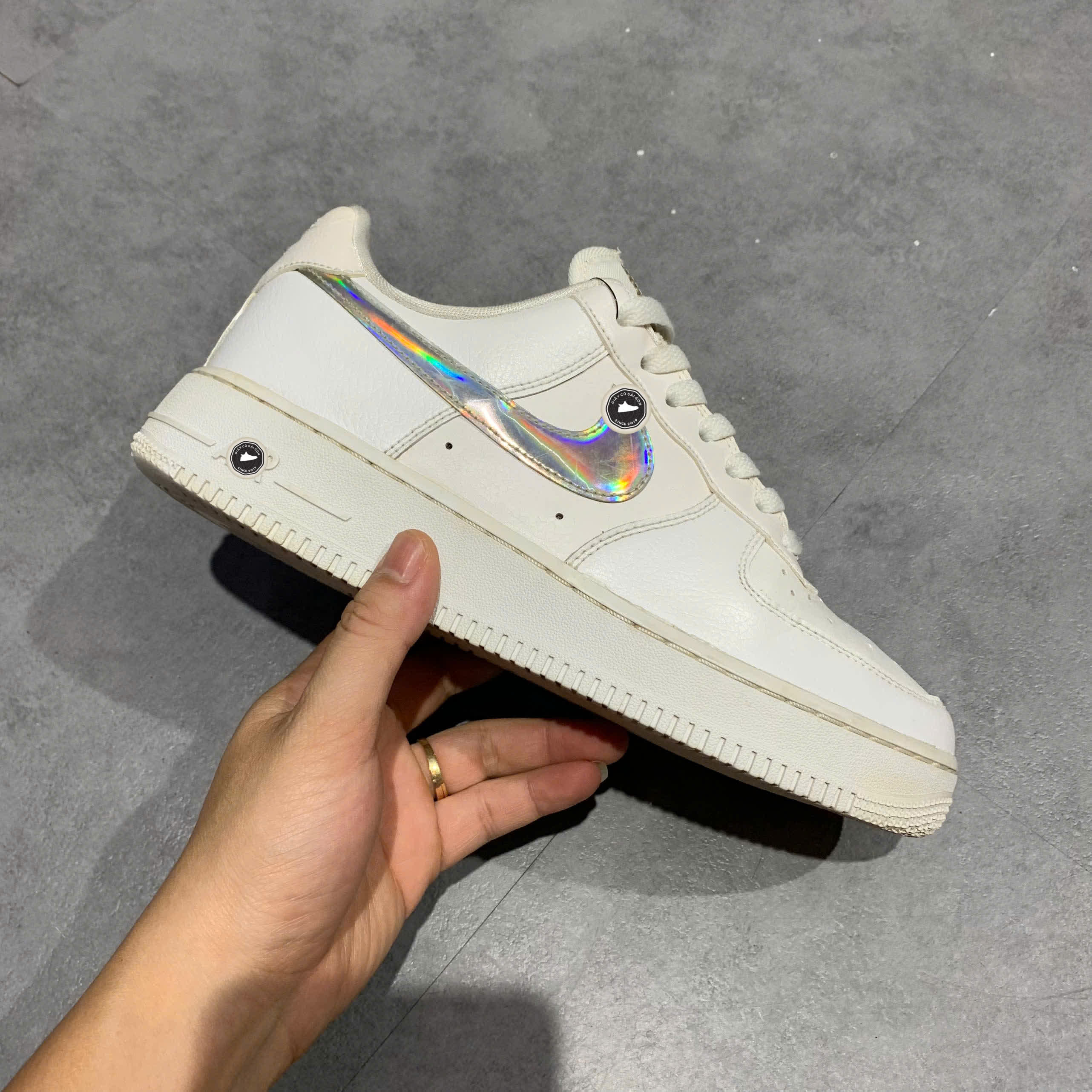 Nike Wmns Air Force 1 Low 'Iridescent Swoosh' CJ1646-100 SIZE 40 GIÀY 2HAND CHÍNH HÃNG PVN21210