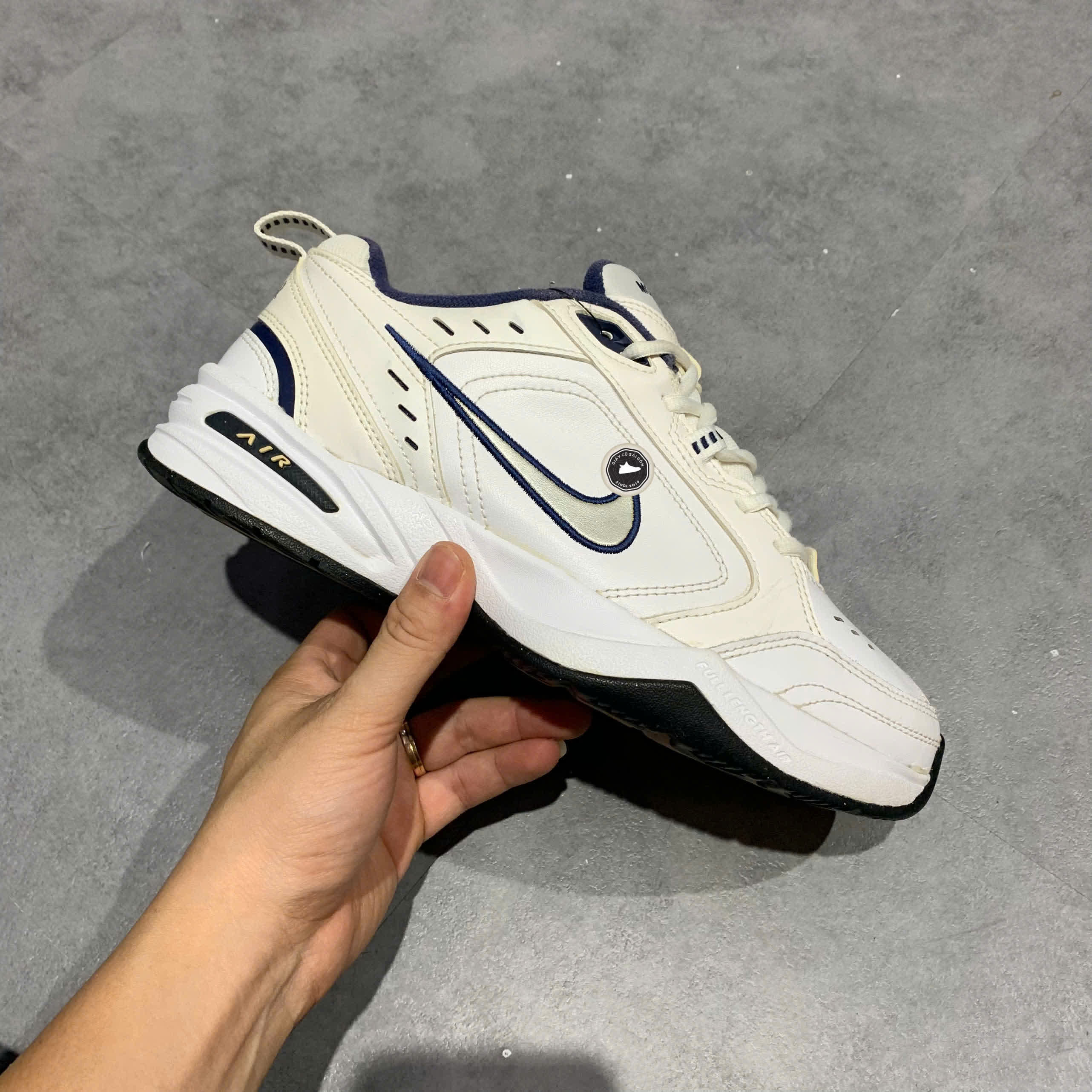 NIKE AIR MONARCH IV WHITE/METALLIC SILVER 415445 102 SIZE 40.5 GIÀY 2HAND CHÍNH HÃNG PVN21128