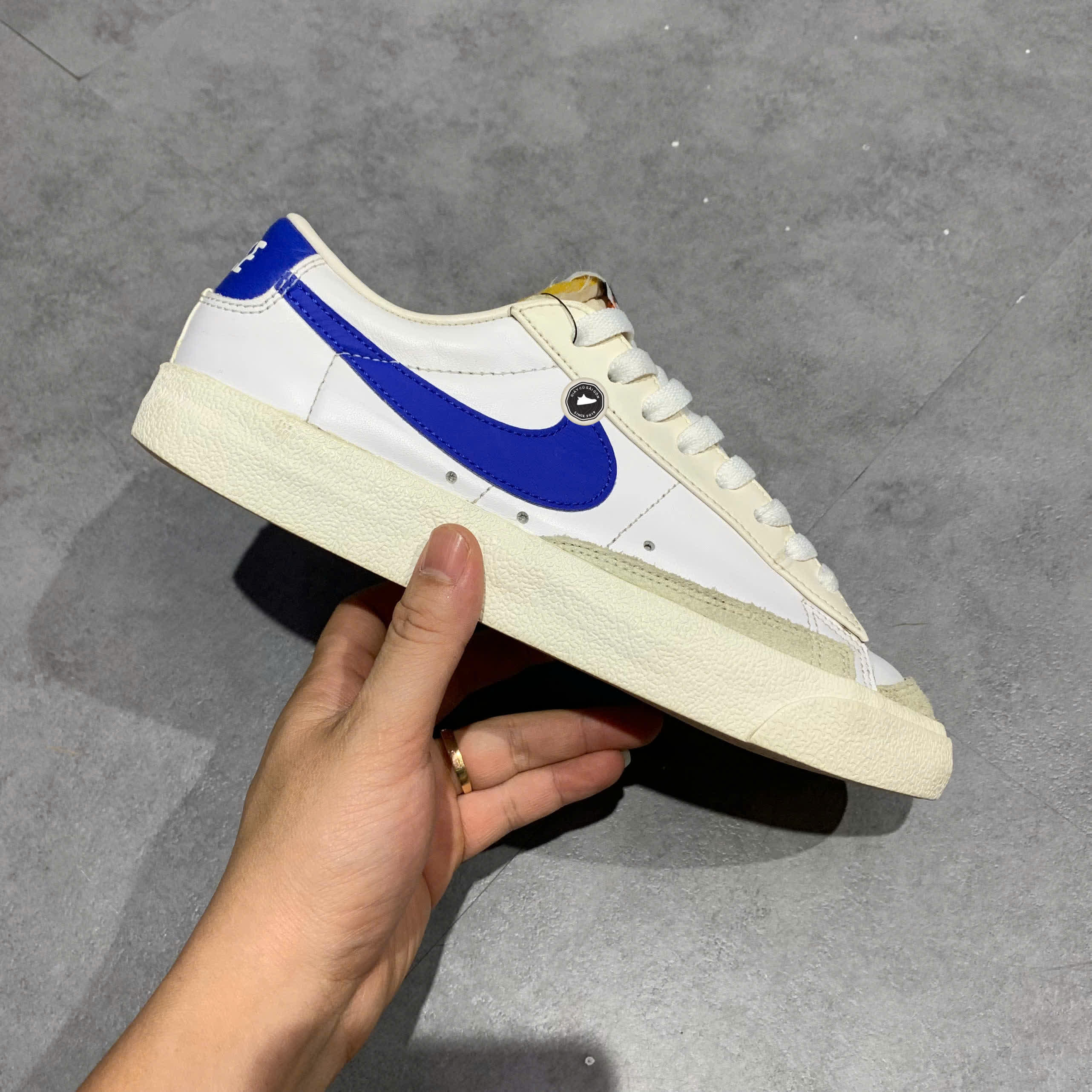 Nike Blazer Low '77 Vintage 'White Hyper Royal' DA6364 103 SIZE 40 GIÀY 2HAND CHÍNH HÃNG PVN21160