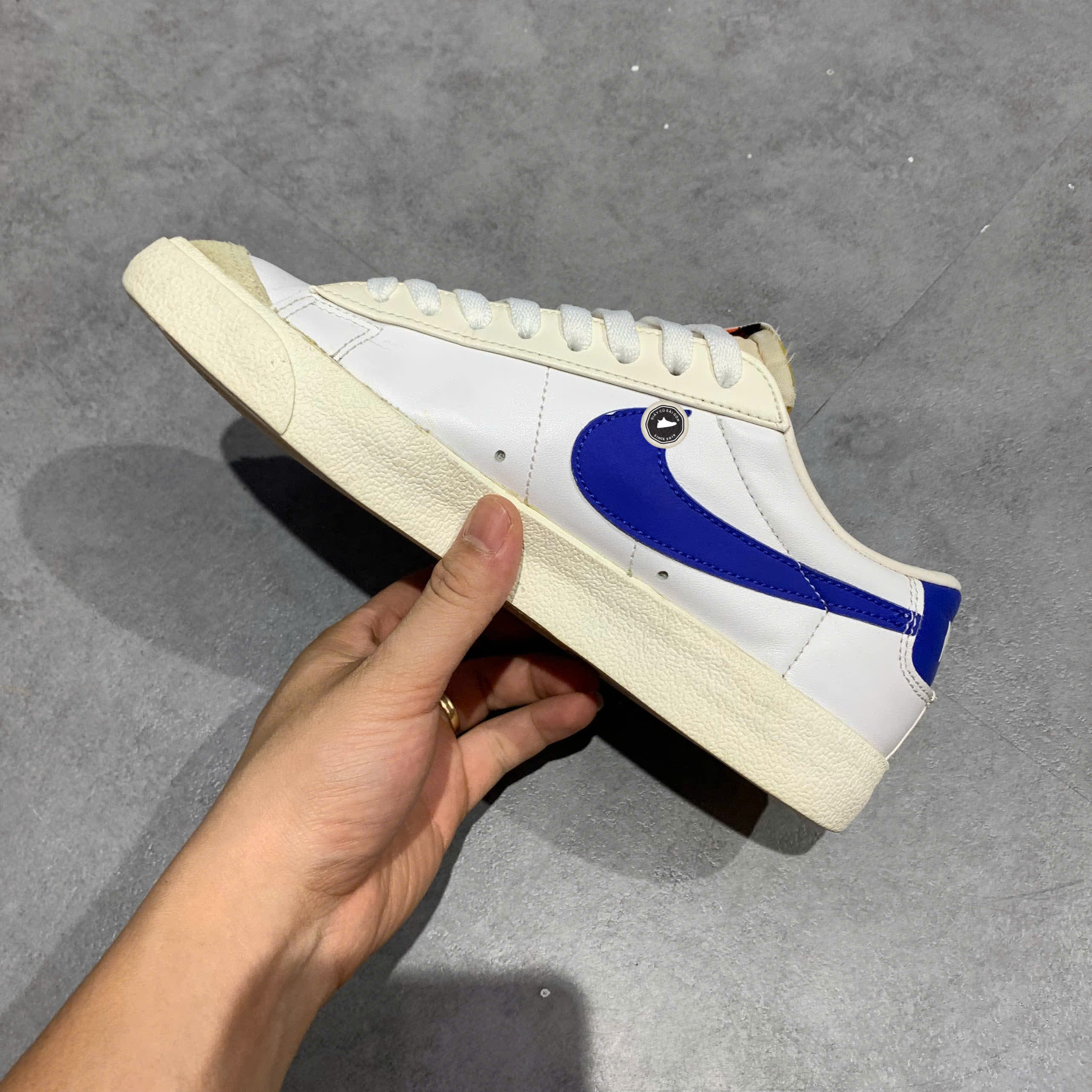 Nike Blazer Low '77 Vintage 'White Hyper Royal' DA6364 103 SIZE 40 GIÀY 2HAND CHÍNH HÃNG PVN21160