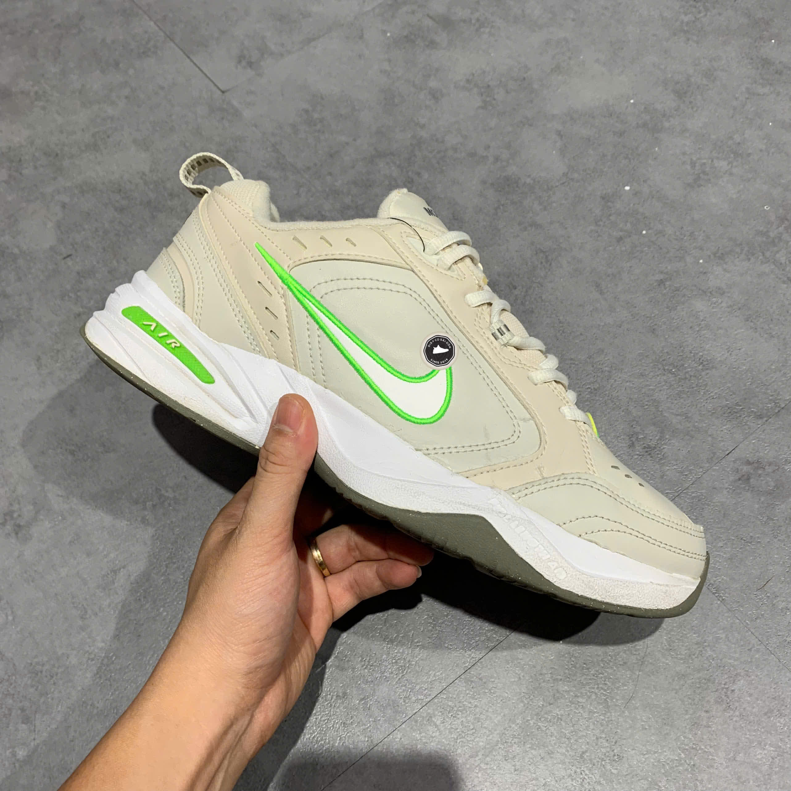 NIKE AIR MONARCH IV 'LIGHT BONE GREEN STRIKE' FN3436 011 SIZE 44 GIÀY 2HAND CHÍNH HÃNG PVN21207