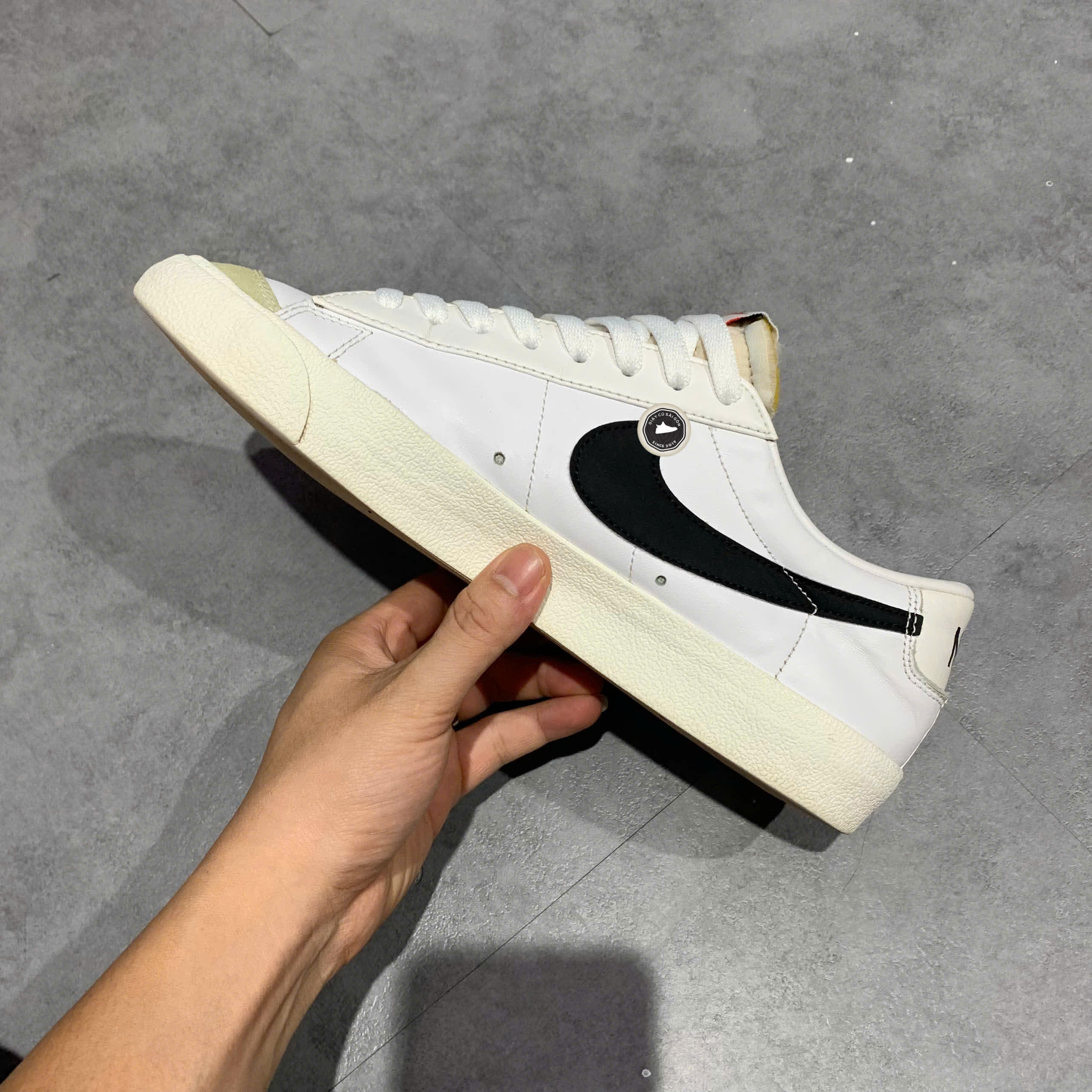 NIKE BLAZER LOW '77 VINTAGE 'WHITE BLACK' DA6364 101 SIZE 43 GIÀY 2HAND CHÍNH HÃNG PVN21205