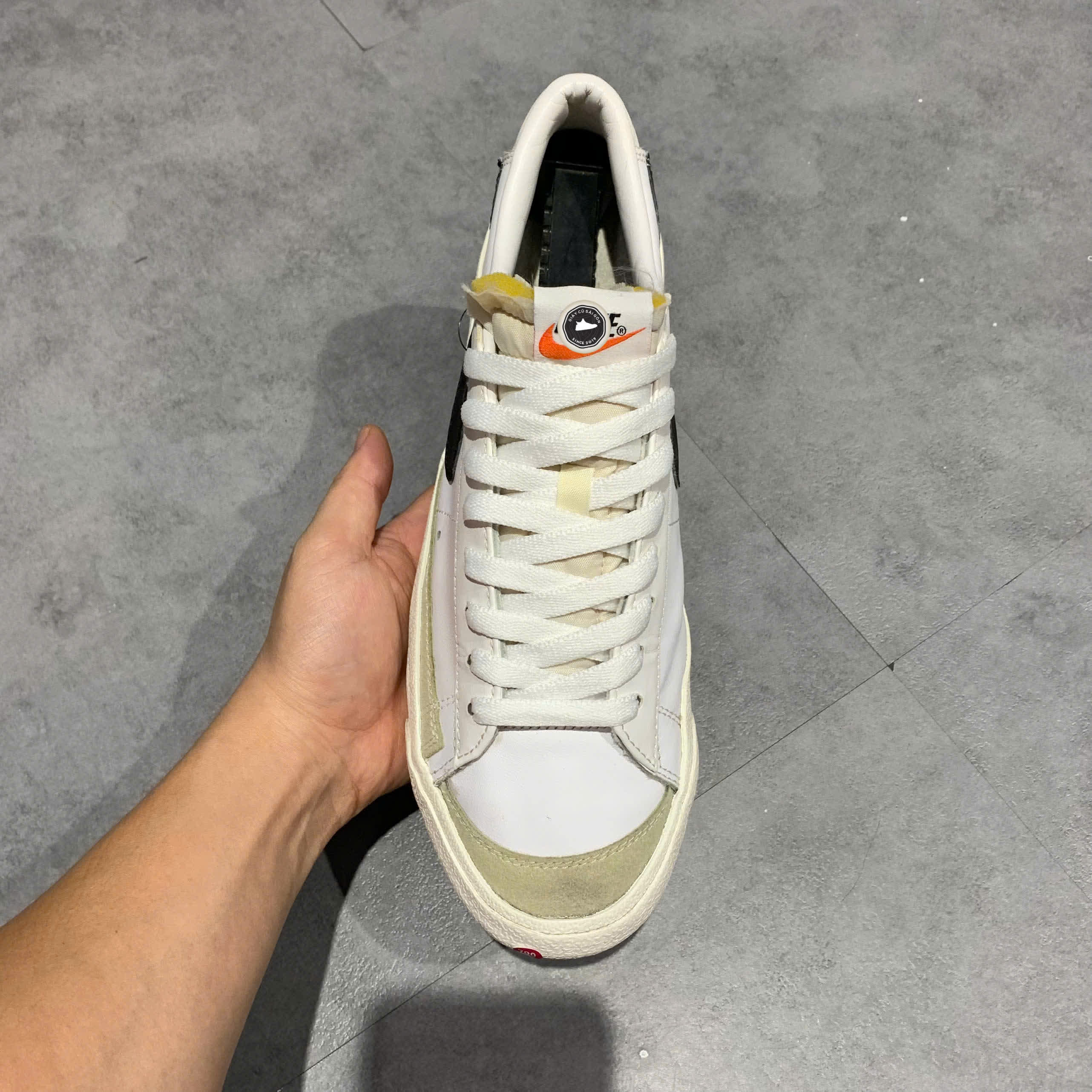 NIKE BLAZER LOW '77 VINTAGE 'WHITE BLACK' DA6364 101 SIZE 43 GIÀY 2HAND CHÍNH HÃNG PVN21205