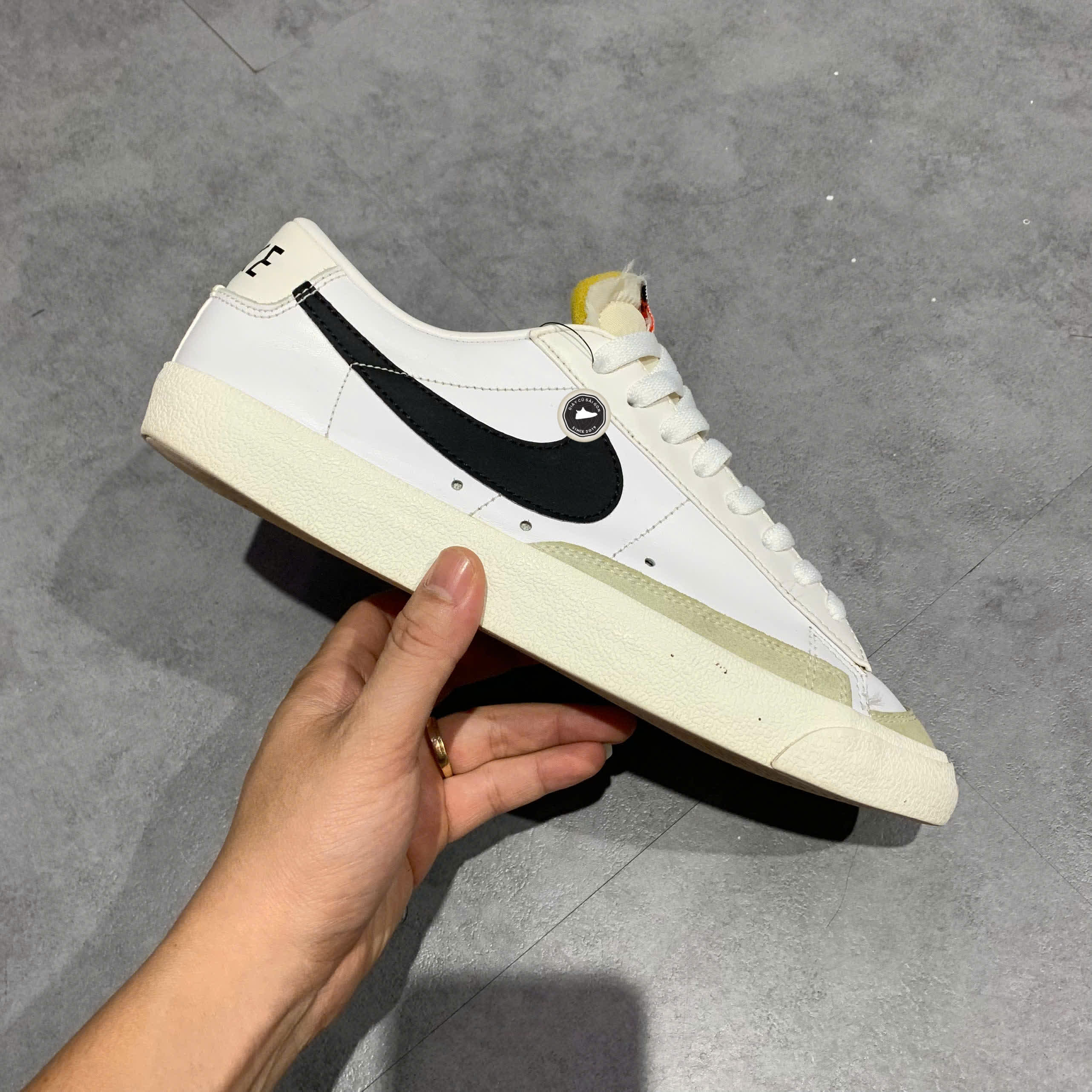 NIKE BLAZER LOW '77 VINTAGE 'WHITE BLACK' DA6364 101 SIZE 43 GIÀY 2HAND CHÍNH HÃNG PVN21205