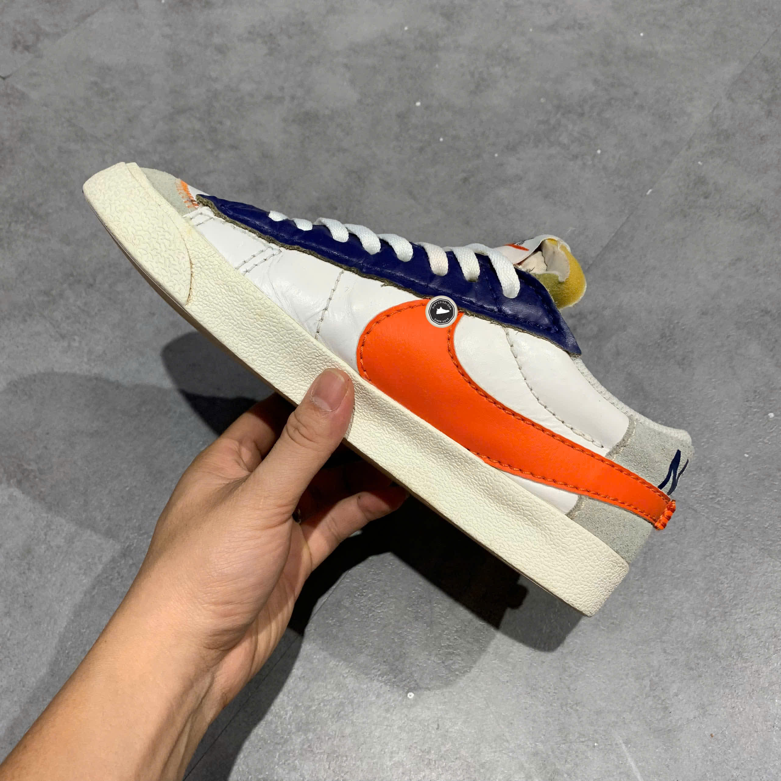 NIKE BLAZER LOW '77 JUMBO WHITE DARK SAPPHIRE BLUE SAFETY ORANGE DV9122 181 SIZE 41 GIÀY 2HAND CHÍNH HÃNG PVN21567