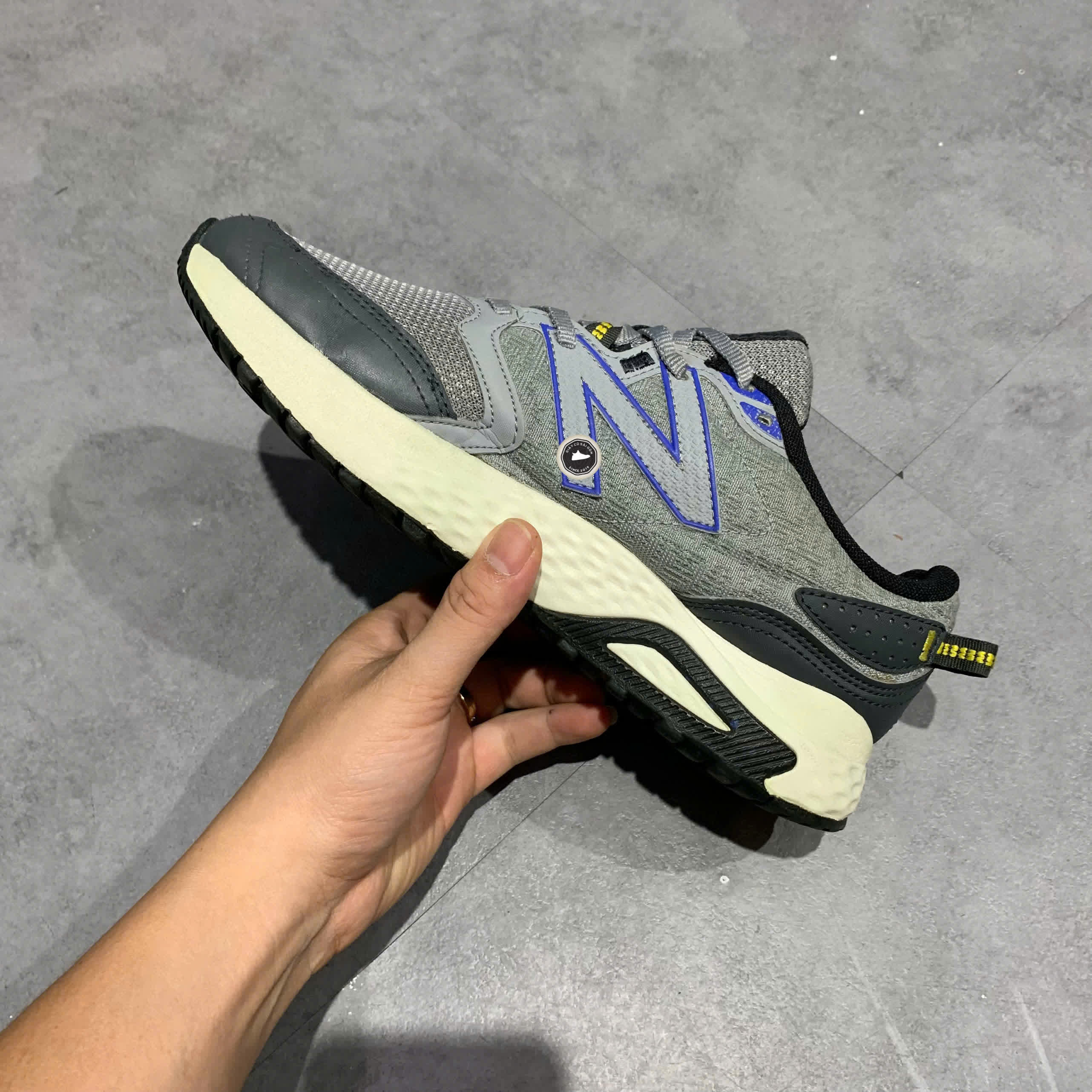 NEW BALANCE 410v7 TRAIL RUNNING SLATE GREY MT410TO7 SIZE 41.5 GIÀY 2HAND CHÍNH HÃNG PVN21651