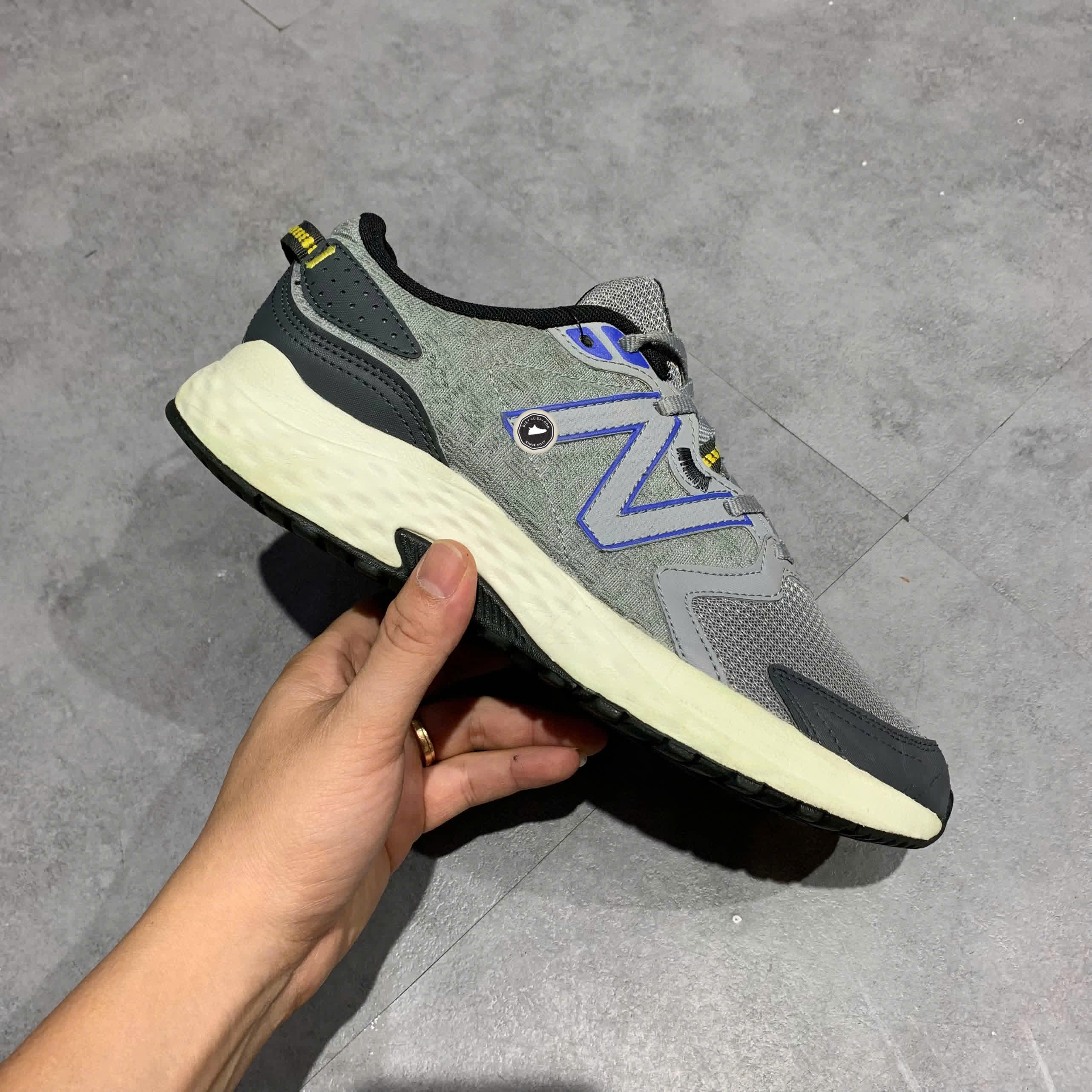 NEW BALANCE 410v7 TRAIL RUNNING SLATE GREY MT410TO7 SIZE 41.5 GIÀY 2HAND CHÍNH HÃNG PVN21651