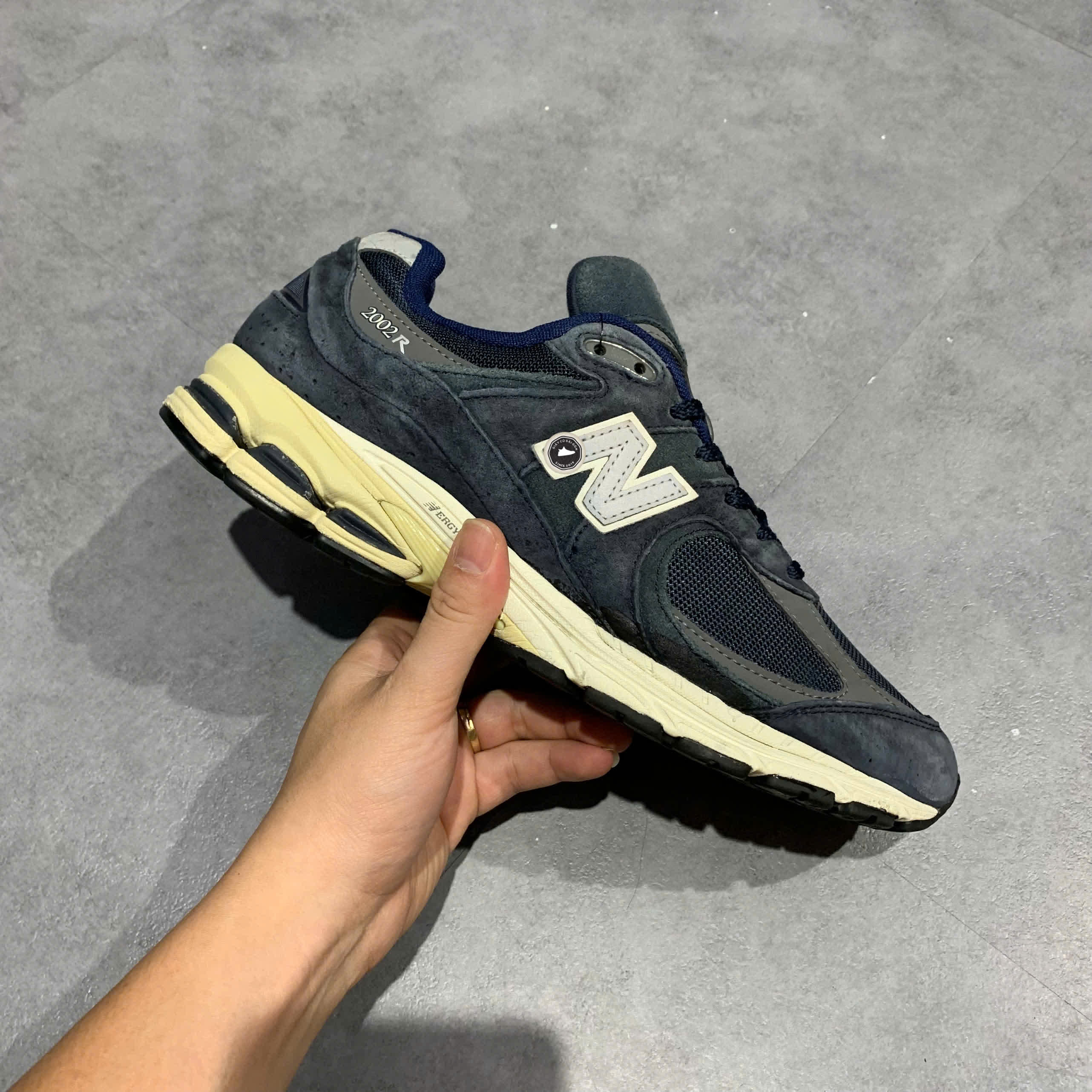 New Balance 2002R Eclipse Castlerock M2002RCA SIZE 44 GIÀY 2HAND CHÍNH HÃNG PVN21935