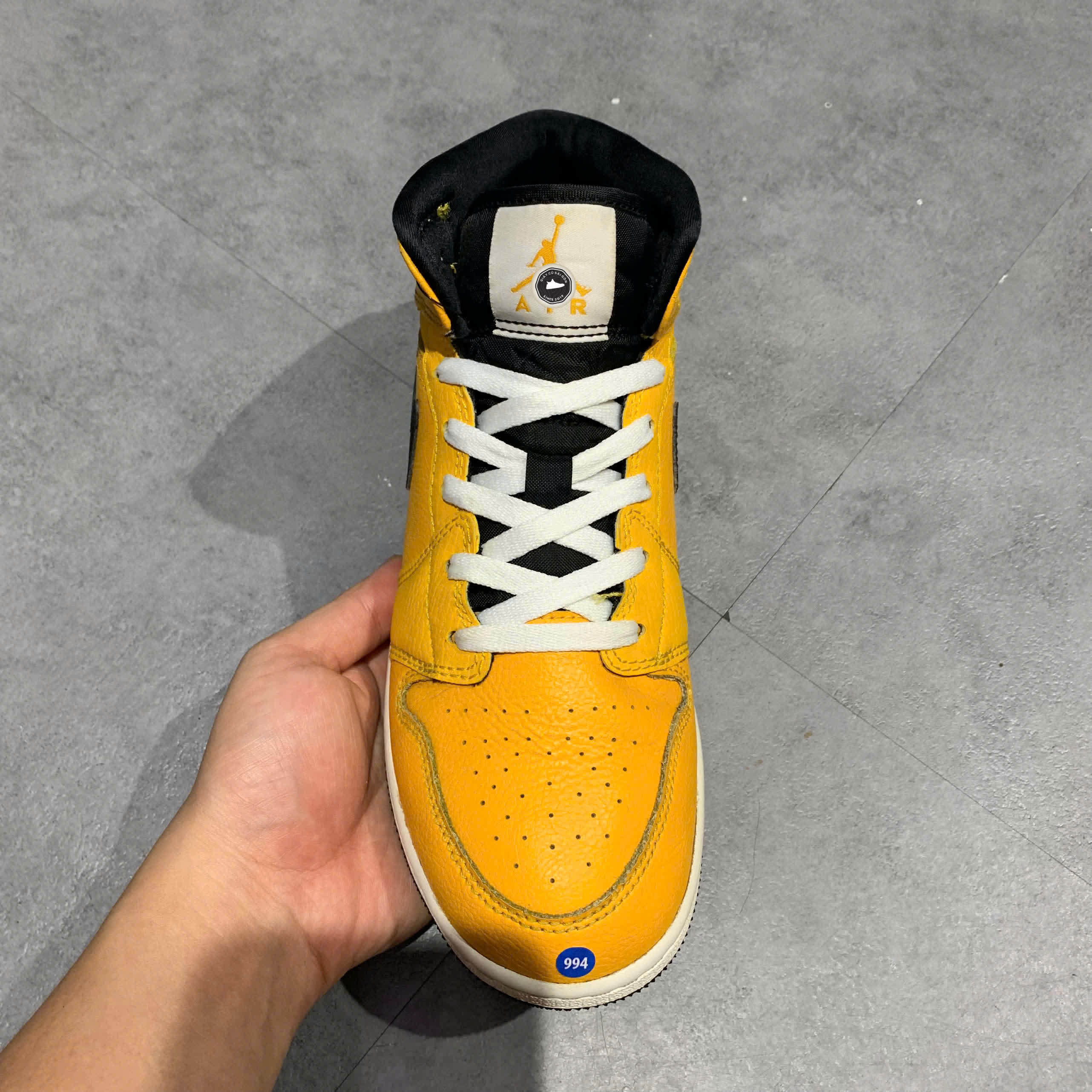 JORDAN 1 MID UNIVERSITY GOLD BLACK (GS) 554725 700 SIZE 38.5 GIÀY 2HAND CHÍNH HÃNG PVN22134