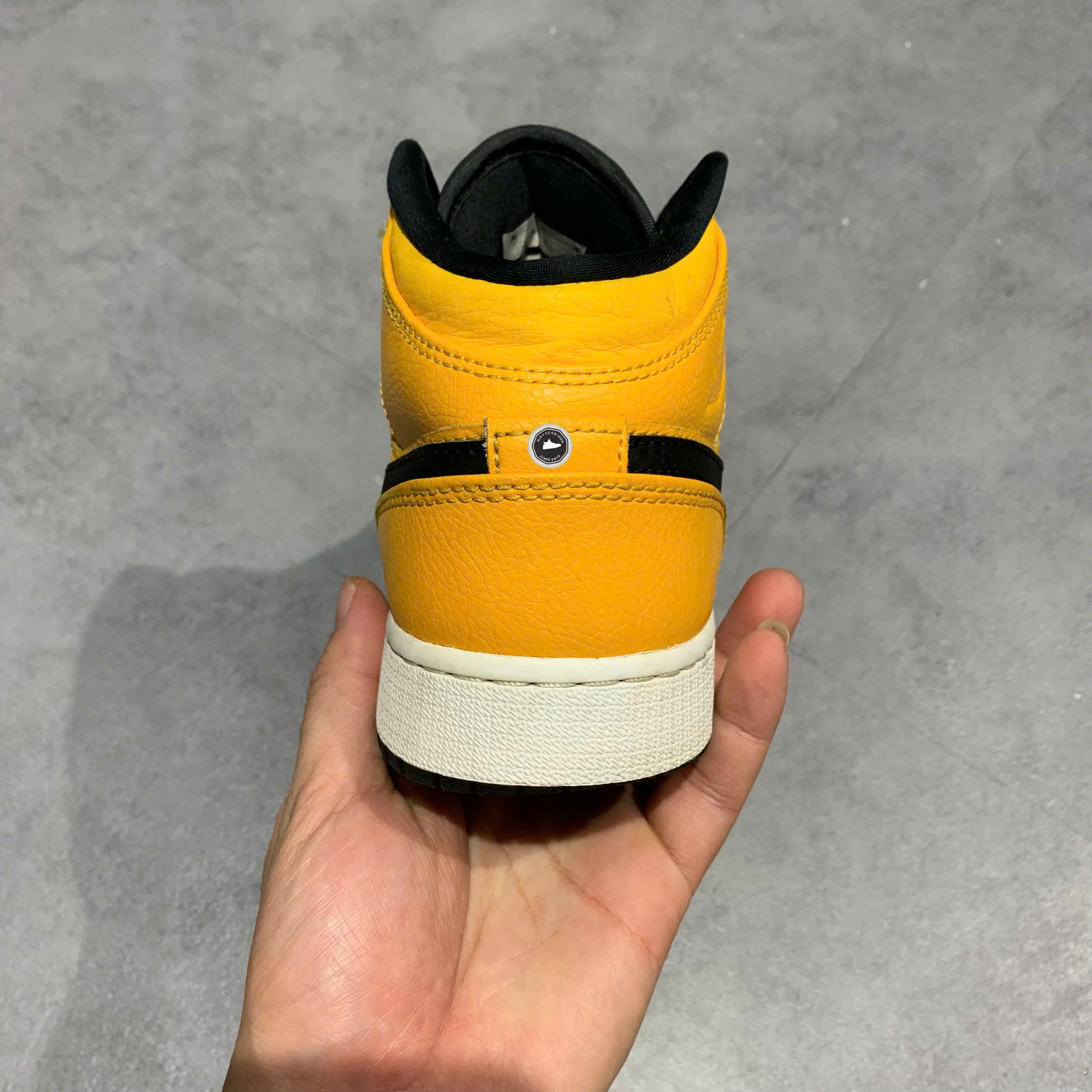 JORDAN 1 MID UNIVERSITY GOLD BLACK (GS) 554725 700 SIZE 38.5 GIÀY 2HAND CHÍNH HÃNG PVN22134