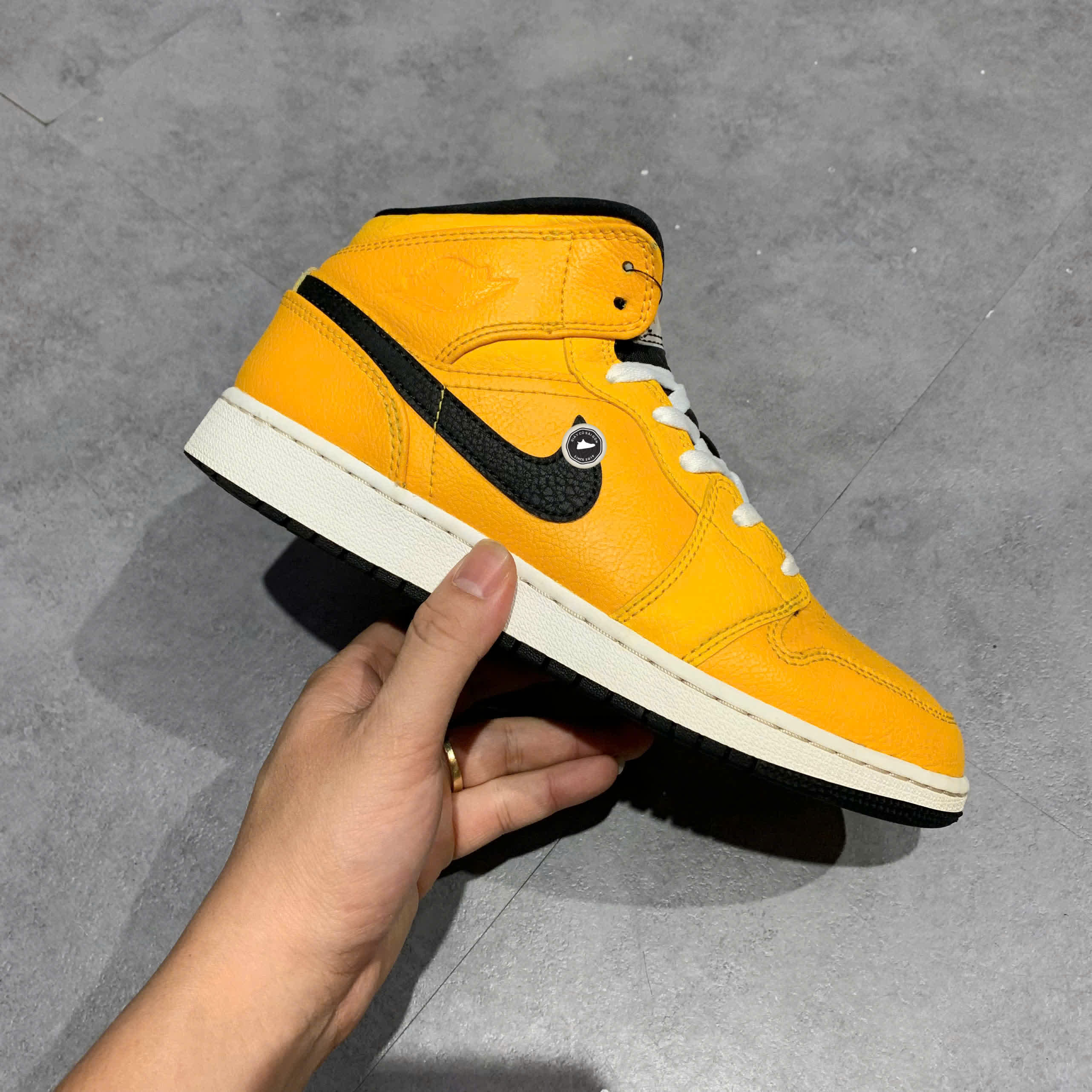 JORDAN 1 MID UNIVERSITY GOLD BLACK (GS) 554725 700 SIZE 38.5 GIÀY 2HAND CHÍNH HÃNG PVN22134