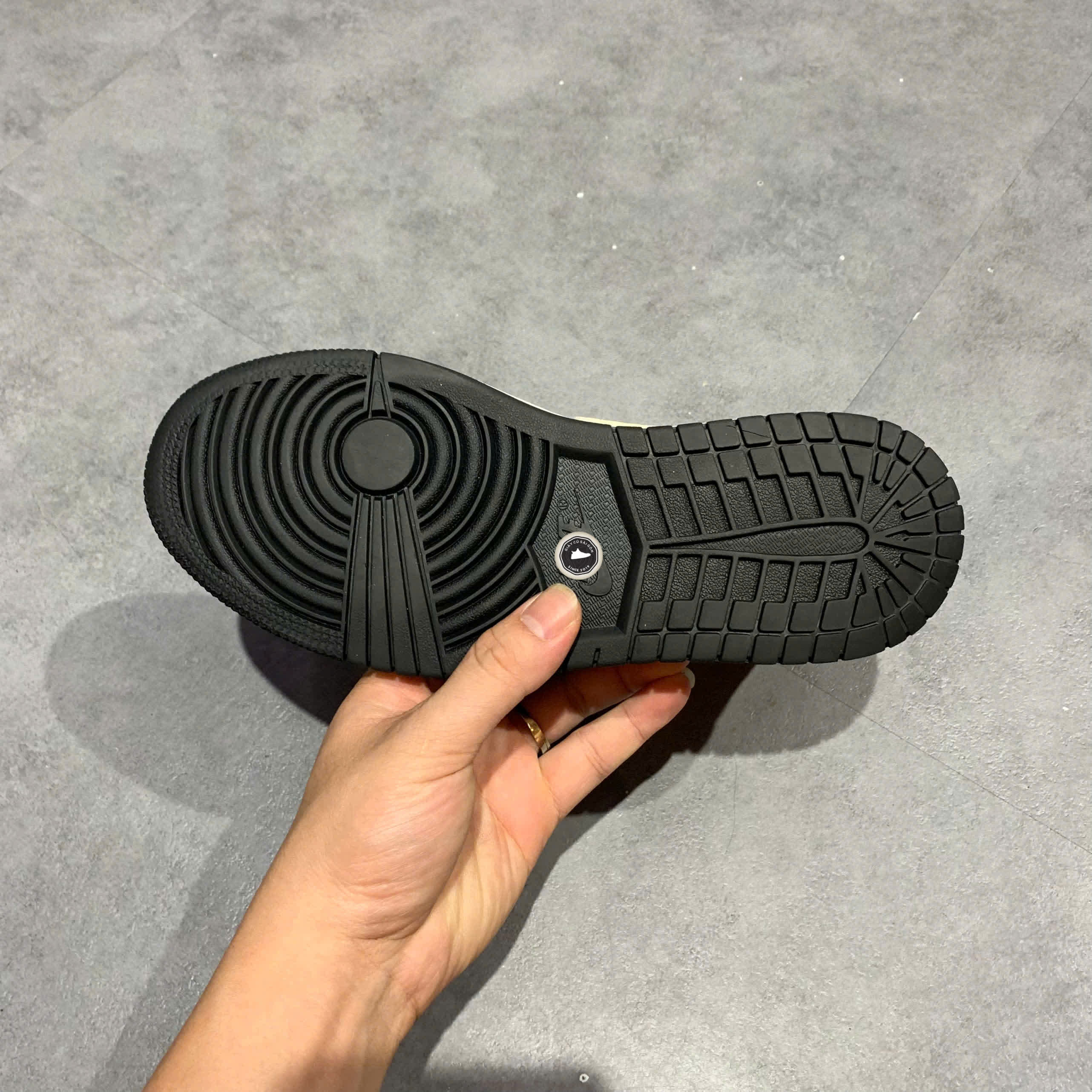 NIKE WMNS AIR JORDAN 1 MID SE MULTI PATENT CV5276 001 SIZE 36.5 GIÀY 2HAND CHÍNH HÃNG PVN22100