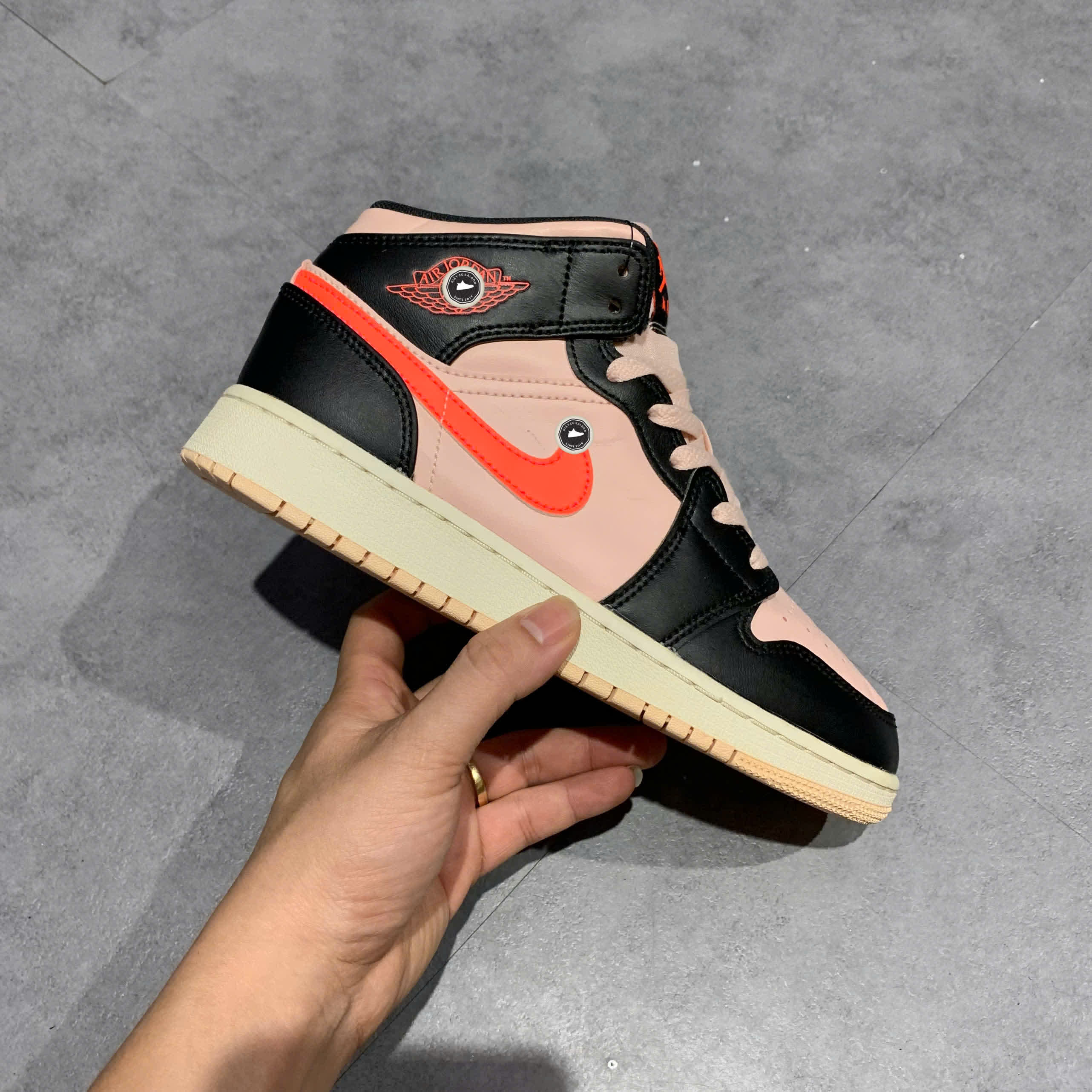 JORDAN 1 MID GS 'BLACK PINK CRIMSON' 554725 604 SIZE 37.5 GIÀY 2HAND CHÍNH HÃNG PVN22139