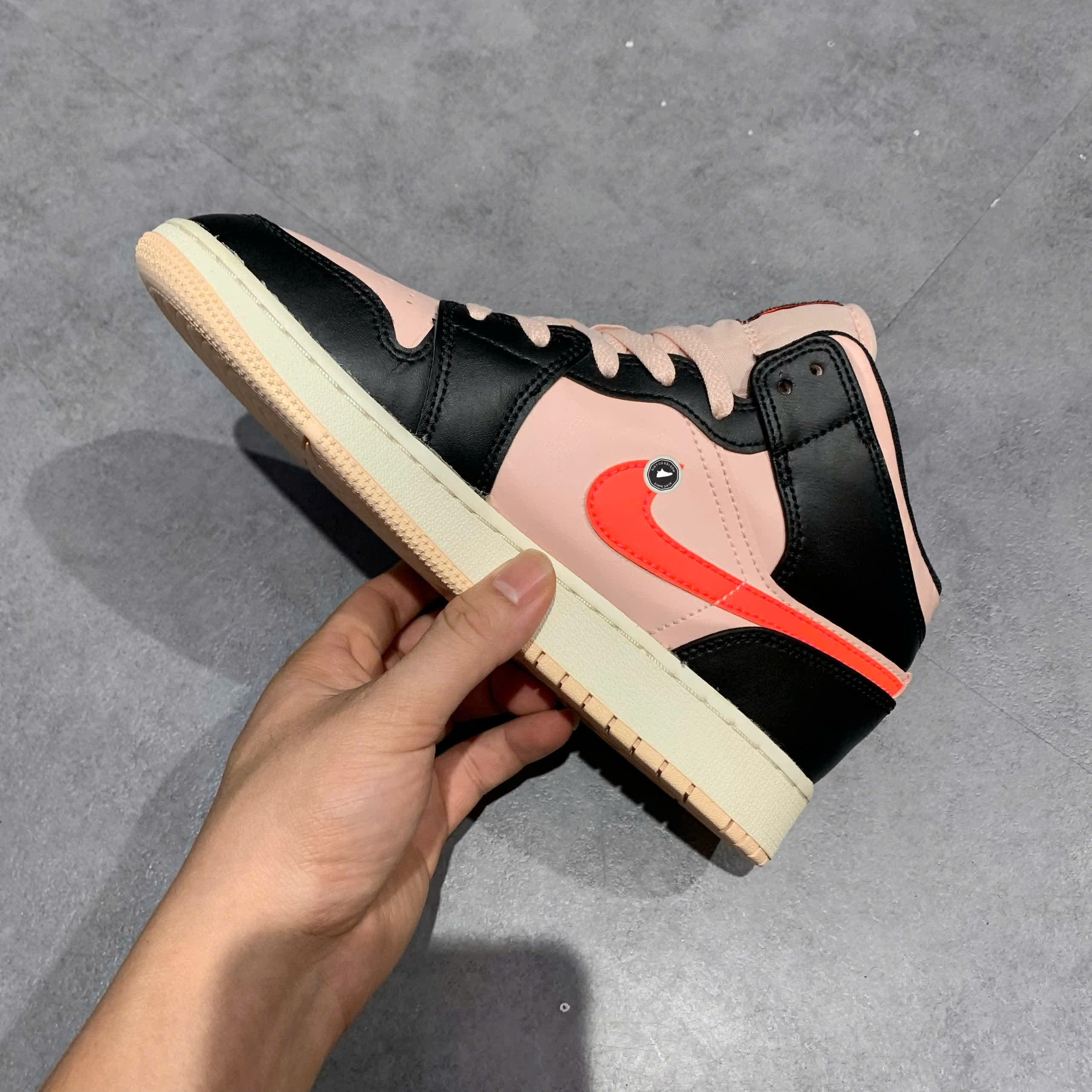 JORDAN 1 MID GS 'BLACK PINK CRIMSON' 554725 604 SIZE 37.5 GIÀY 2HAND CHÍNH HÃNG PVN22139