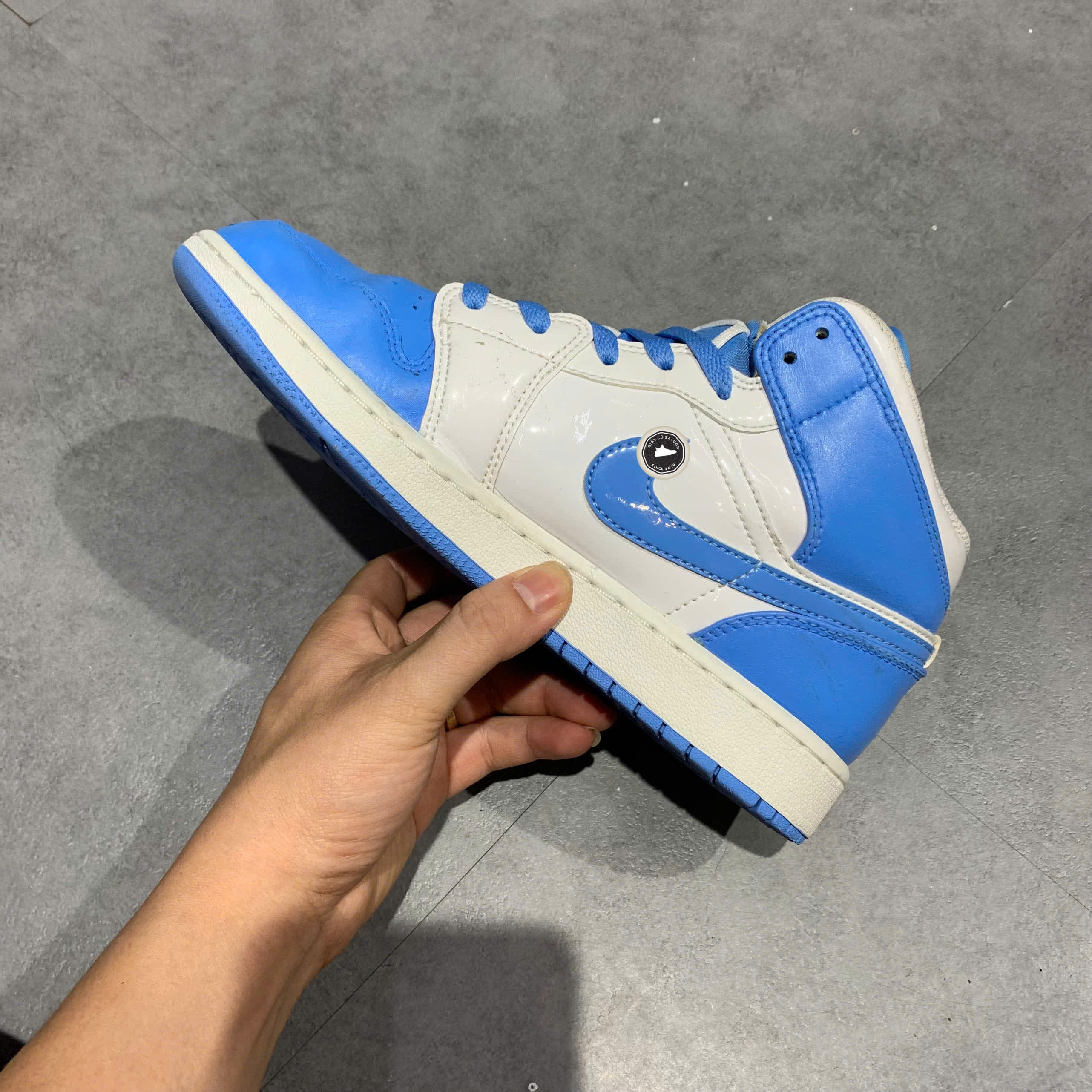 AIR JORDAN 1 MID GS 'GAME WINNER' DR6492 100 SIZE 38.5 GIÀY 2HAND CHÍNH HÃNG PVN22094