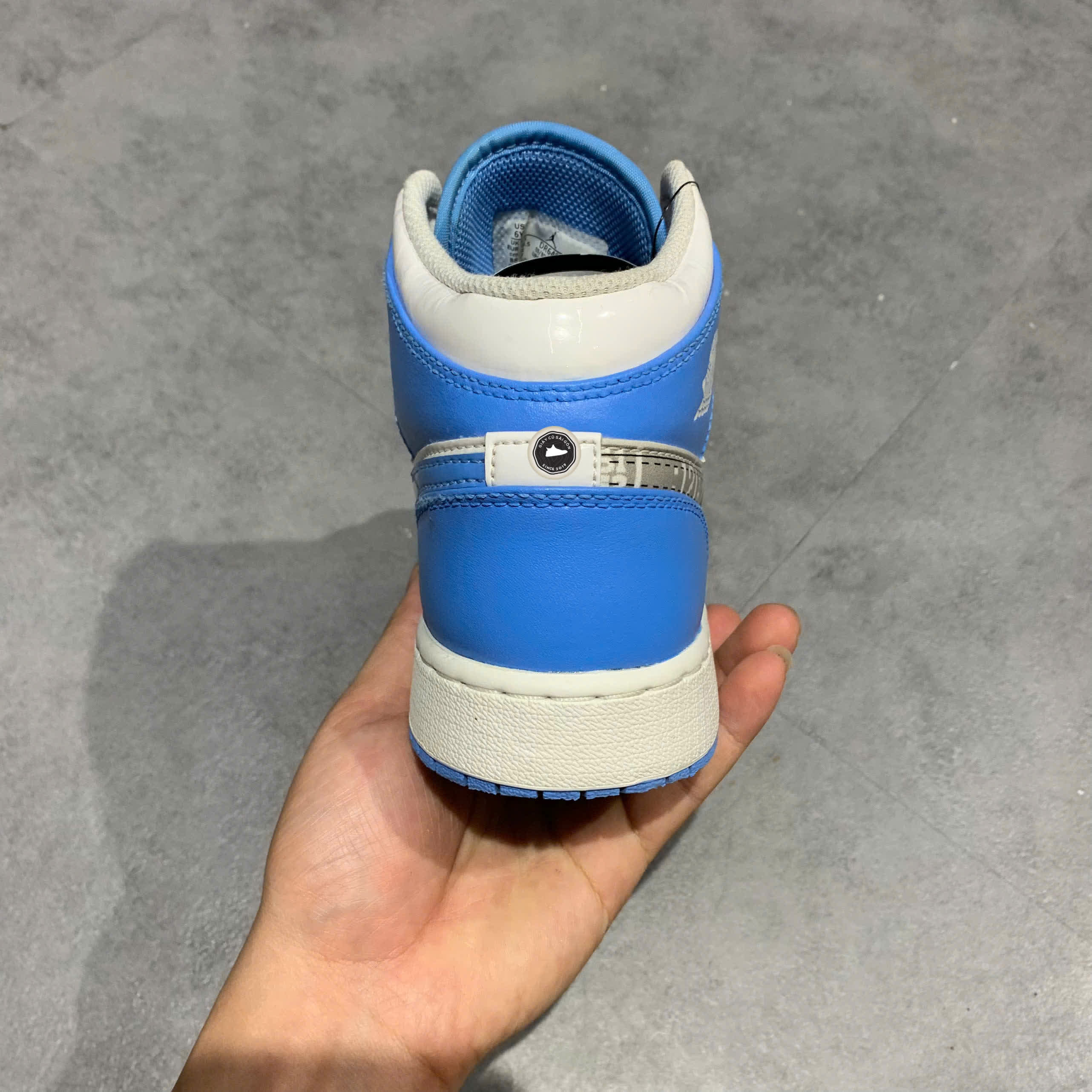 AIR JORDAN 1 MID GS 'GAME WINNER' DR6492 100 SIZE 38.5 GIÀY 2HAND CHÍNH HÃNG PVN22094