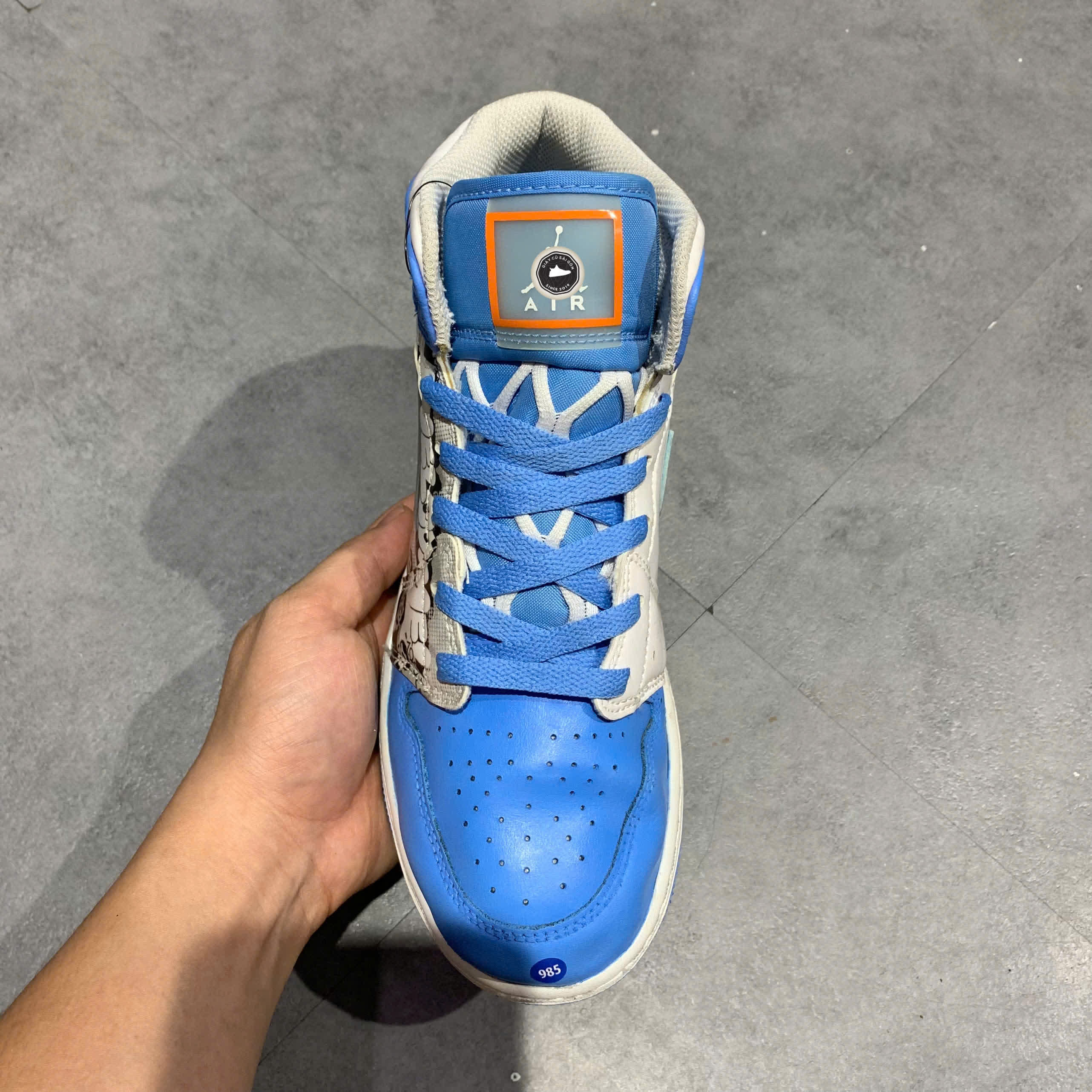 AIR JORDAN 1 MID GS 'GAME WINNER' DR6492 100 SIZE 38.5 GIÀY 2HAND CHÍNH HÃNG PVN22094