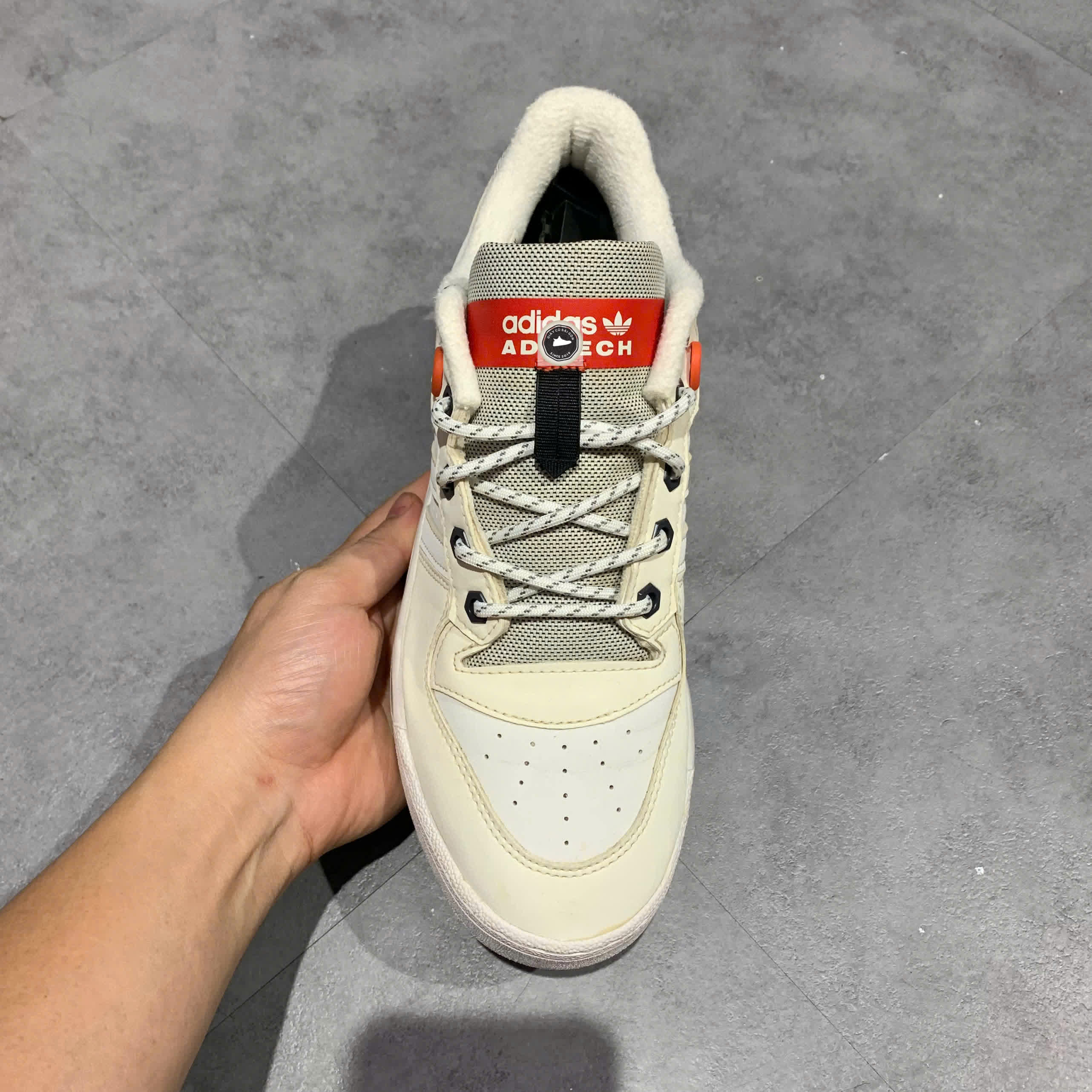 🔥 ADIDAS RIVALRY LOW – FOOTWEAR WHITE / OFF WHITE / TRUE ORANGE – SIZE 41 1/3 – PVN22445 – CHÍNH HÃNG