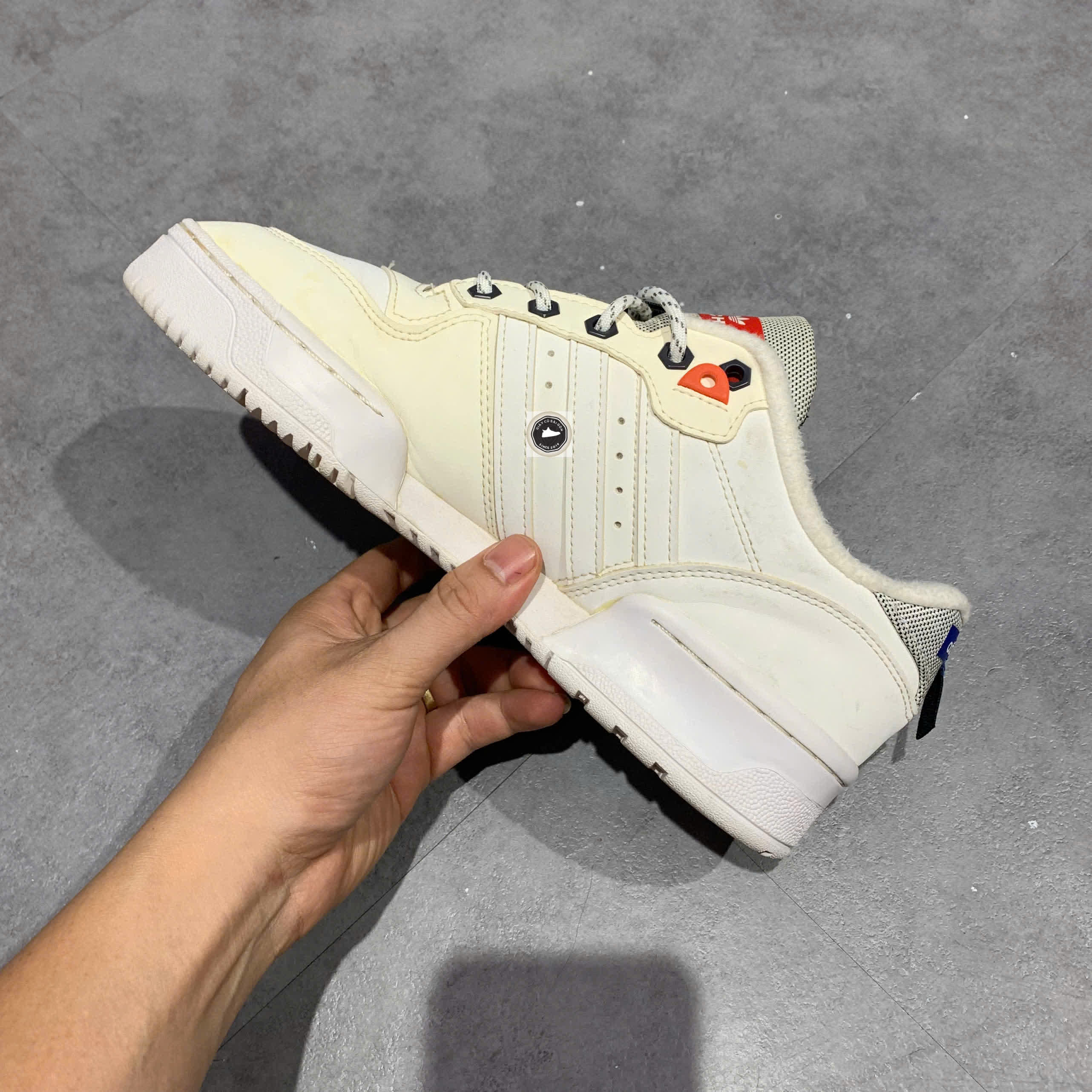 🔥 ADIDAS RIVALRY LOW – FOOTWEAR WHITE / OFF WHITE / TRUE ORANGE – SIZE 41 1/3 – PVN22445 – CHÍNH HÃNG