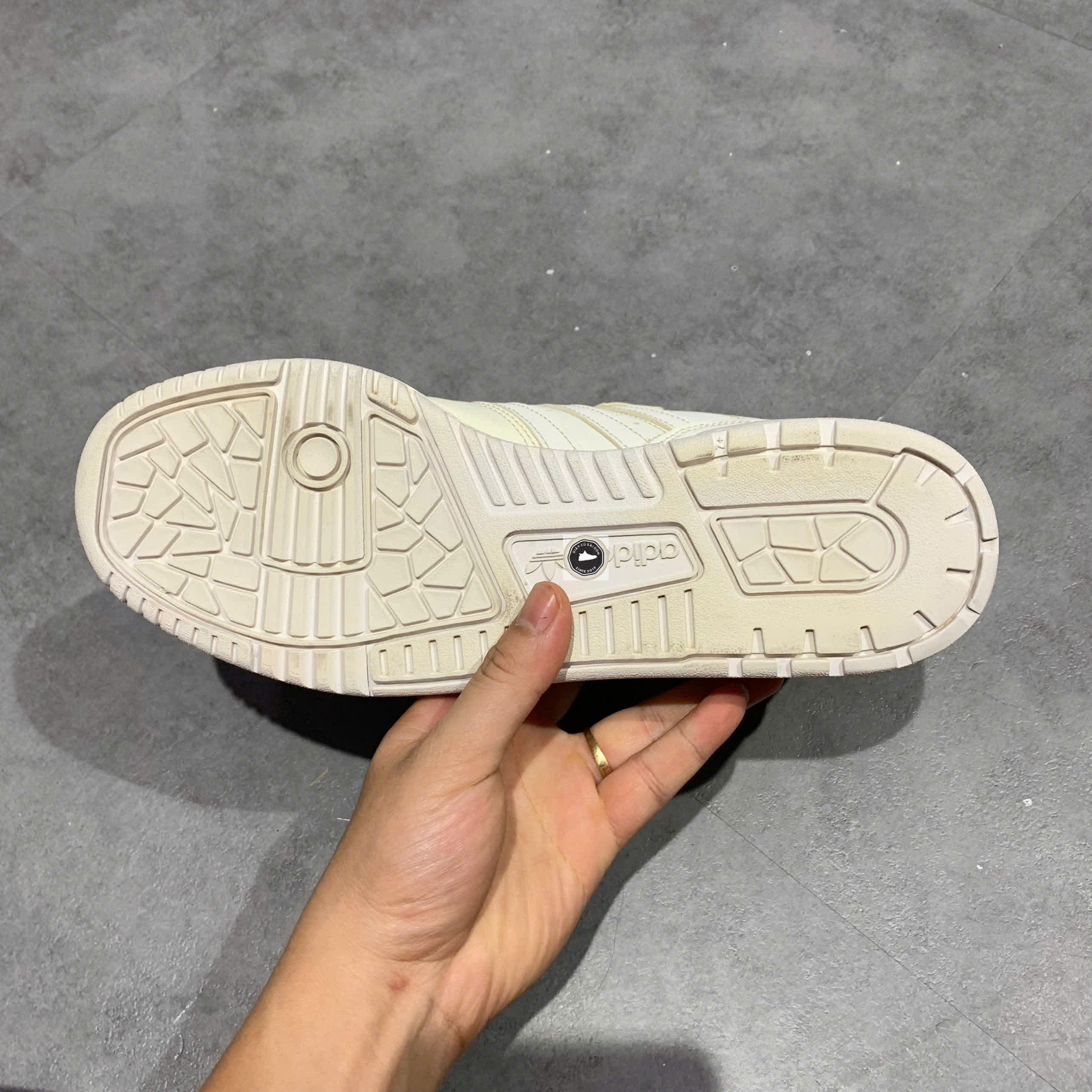 🔥 ADIDAS RIVALRY LOW – FOOTWEAR WHITE / OFF WHITE / TRUE ORANGE – SIZE 41 1/3 – PVN22445 – CHÍNH HÃNG