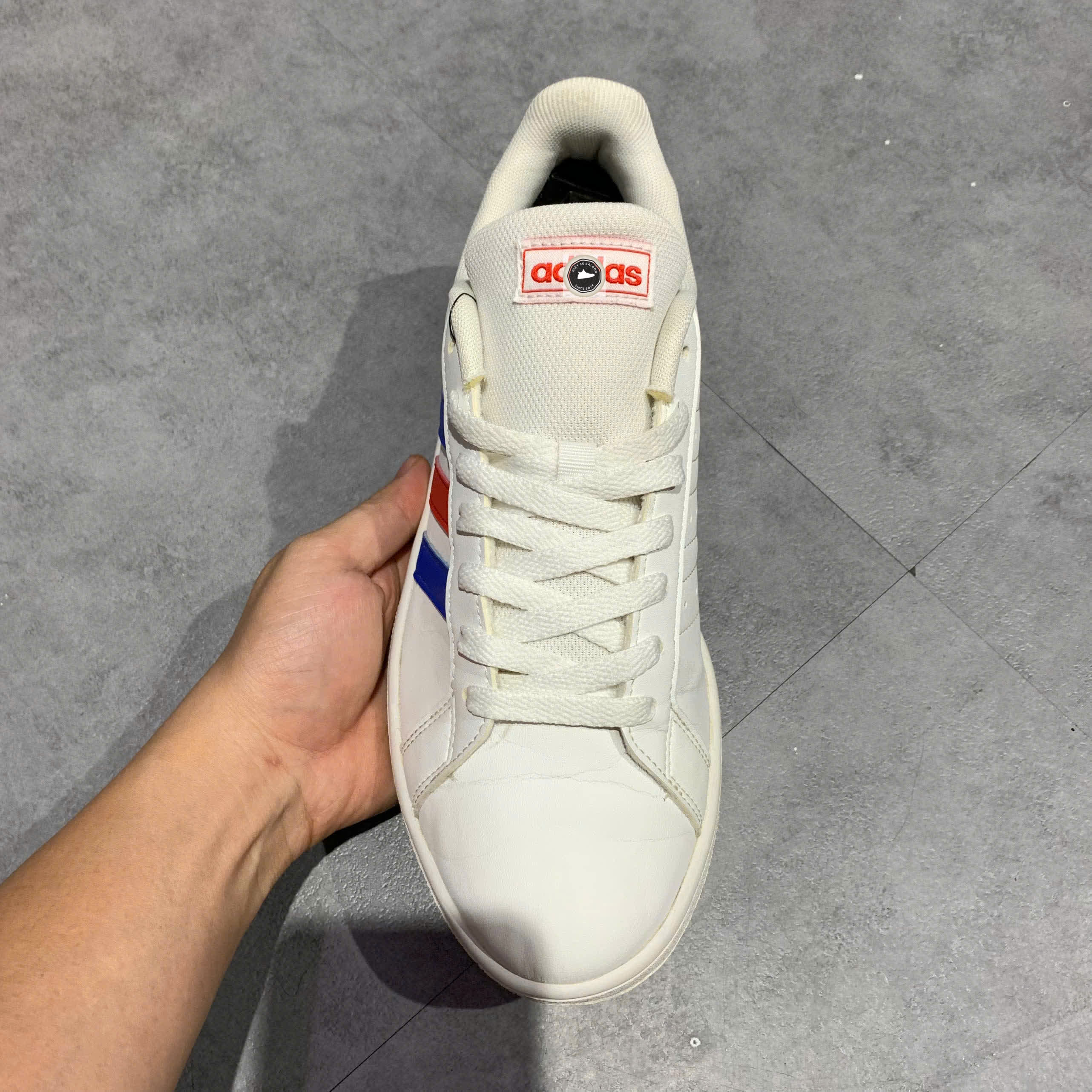 🔥 ADIDAS GRAND COURT BASE – CLOUD WHITE / BLUE / ACTIVE RED – SIZE 41 1/3 – PVN22709 – CHÍNH HÃNG