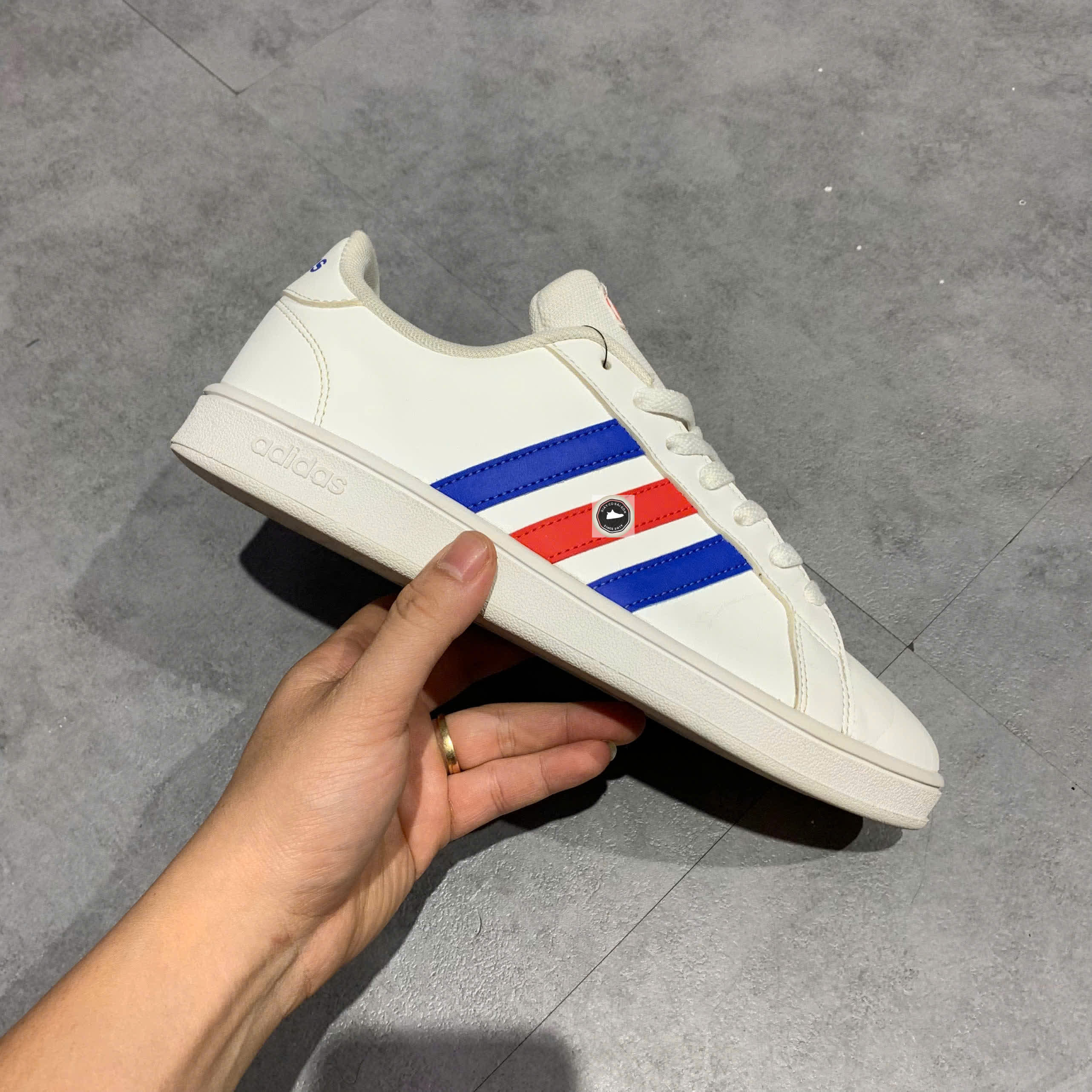 🔥 ADIDAS GRAND COURT BASE – CLOUD WHITE / BLUE / ACTIVE RED – SIZE 41 1/3 – PVN22709 – CHÍNH HÃNG