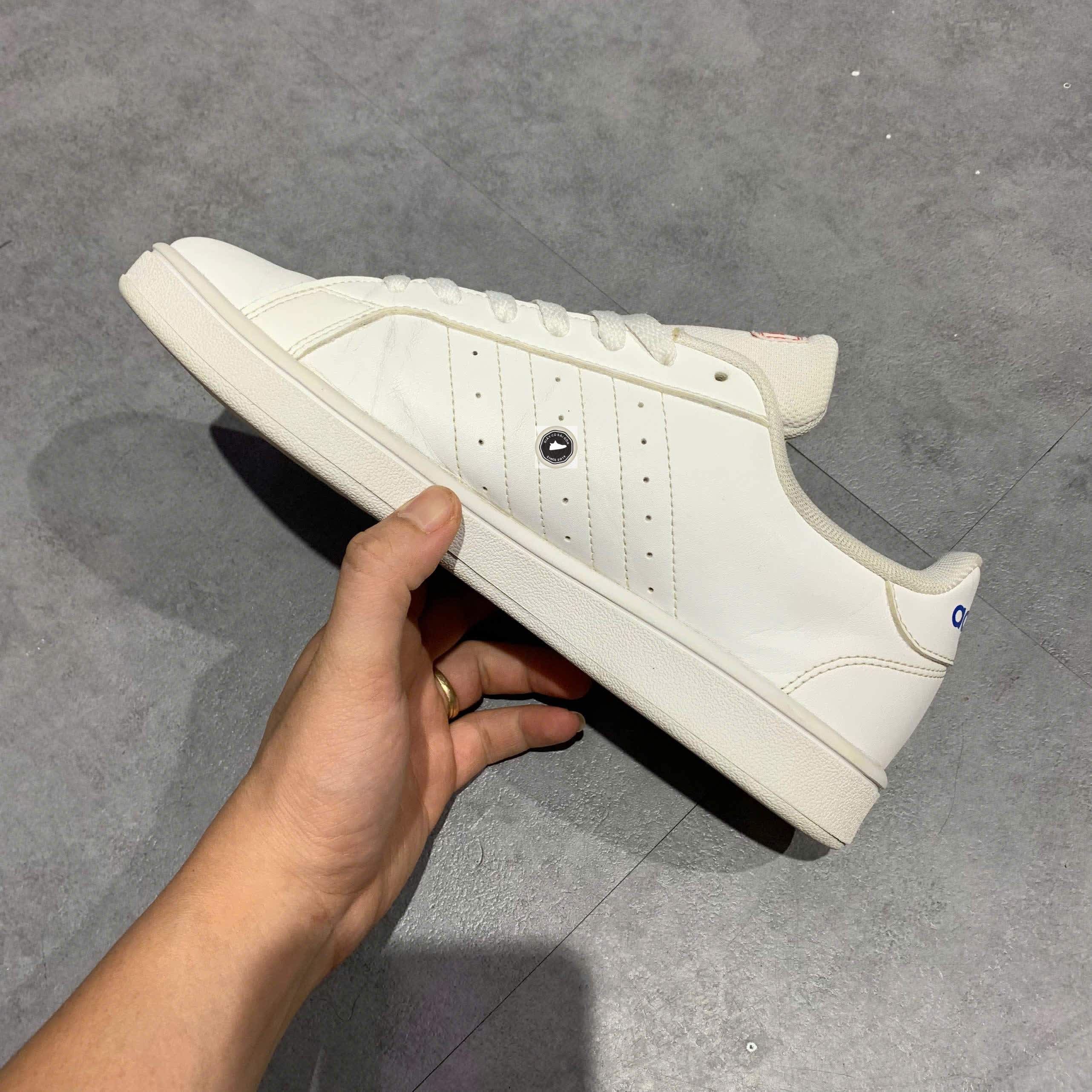 🔥 ADIDAS GRAND COURT BASE – CLOUD WHITE / BLUE / ACTIVE RED – SIZE 41 1/3 – PVN22709 – CHÍNH HÃNG