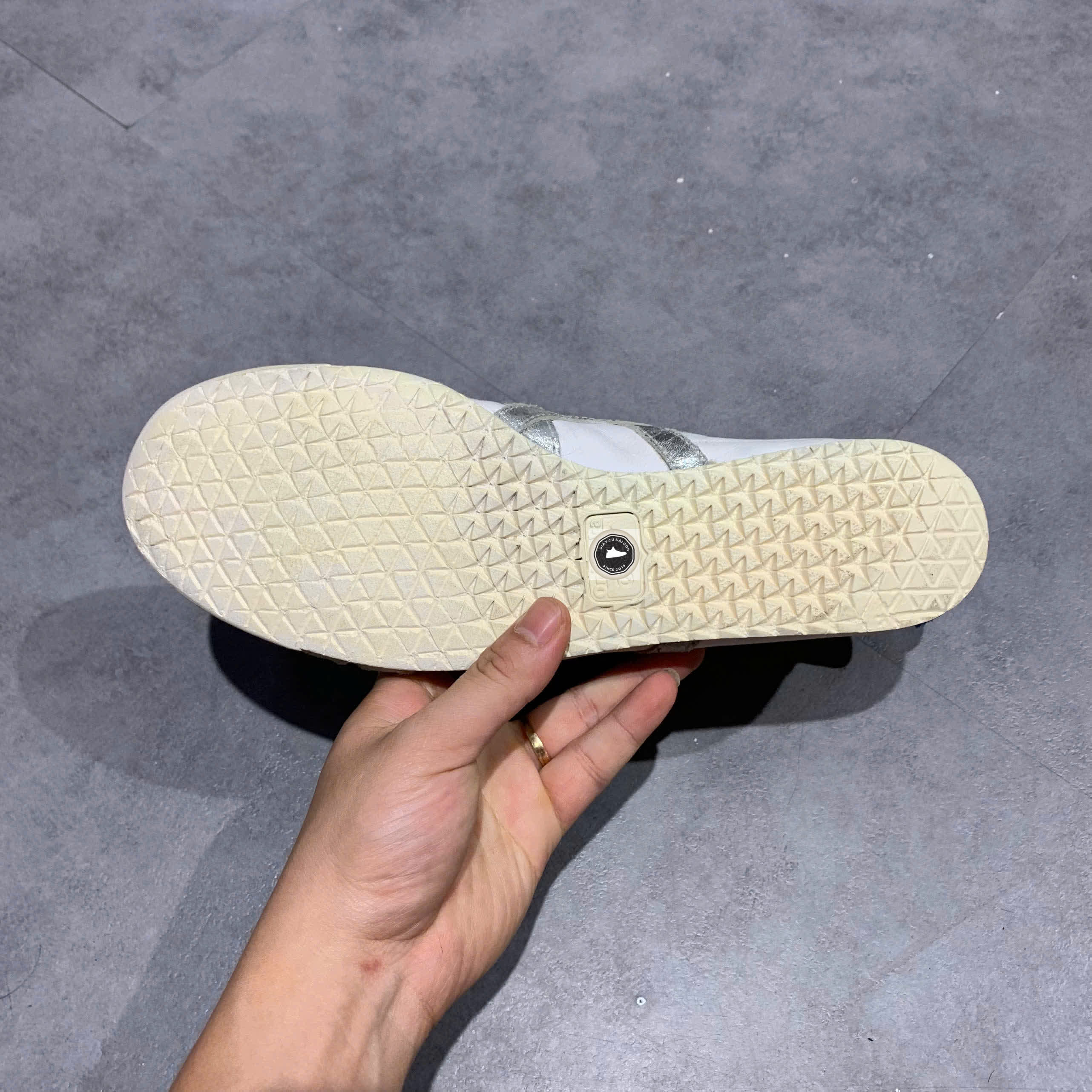 GIÀY THỂ THAO 2HAND 183A788 SIZE 42 GIÀY 2HAND CHÍNH HÃNG PVN22383