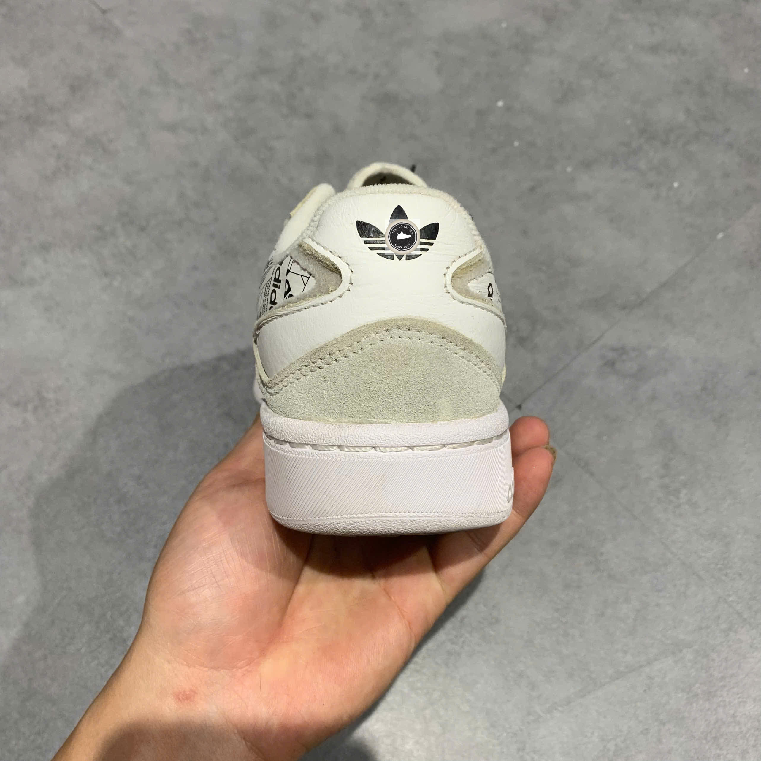 🔥 ADIDAS COURTIC – SIZE 42 – PVN22440 – CHÍNH HÃNG