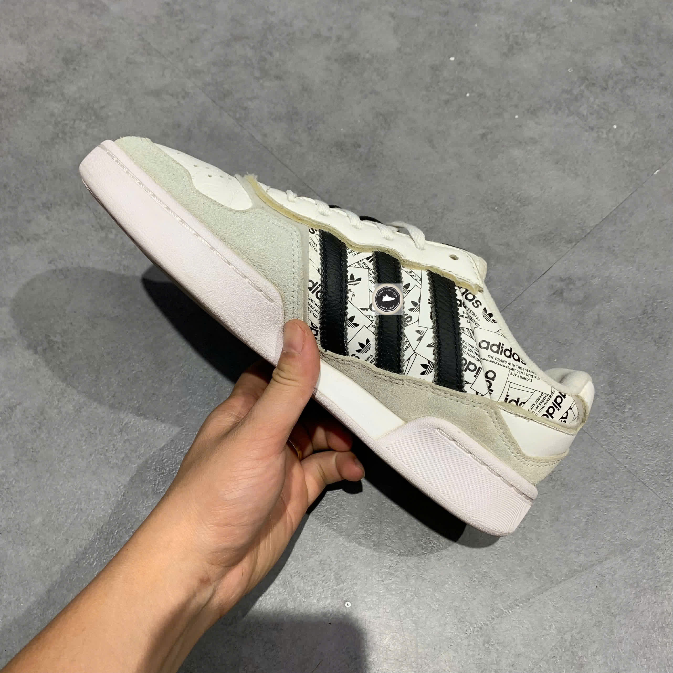 🔥 ADIDAS COURTIC – SIZE 42 – PVN22440 – CHÍNH HÃNG
