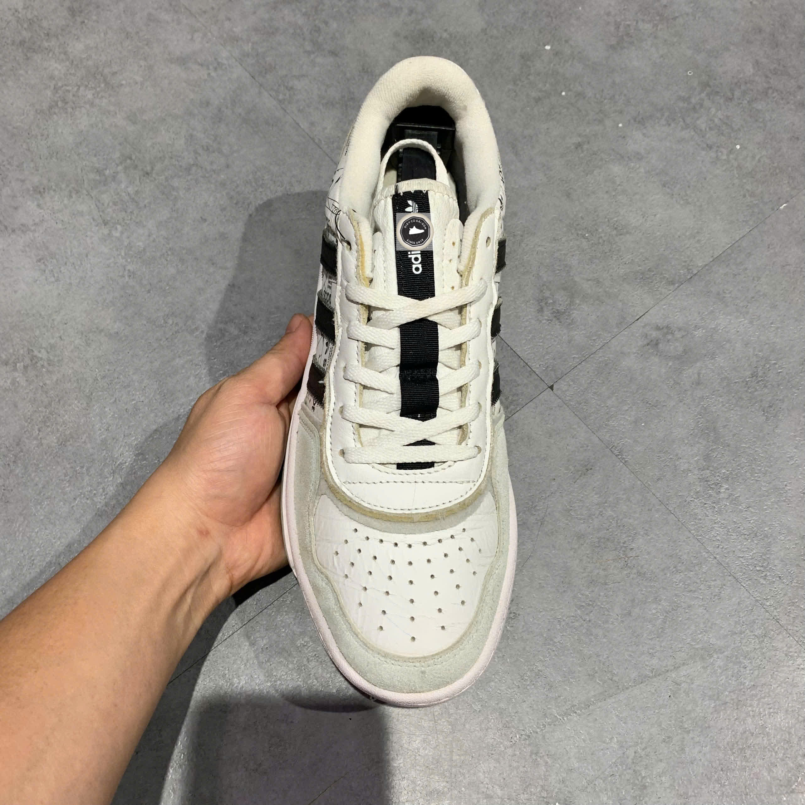 🔥 ADIDAS COURTIC – SIZE 42 – PVN22440 – CHÍNH HÃNG