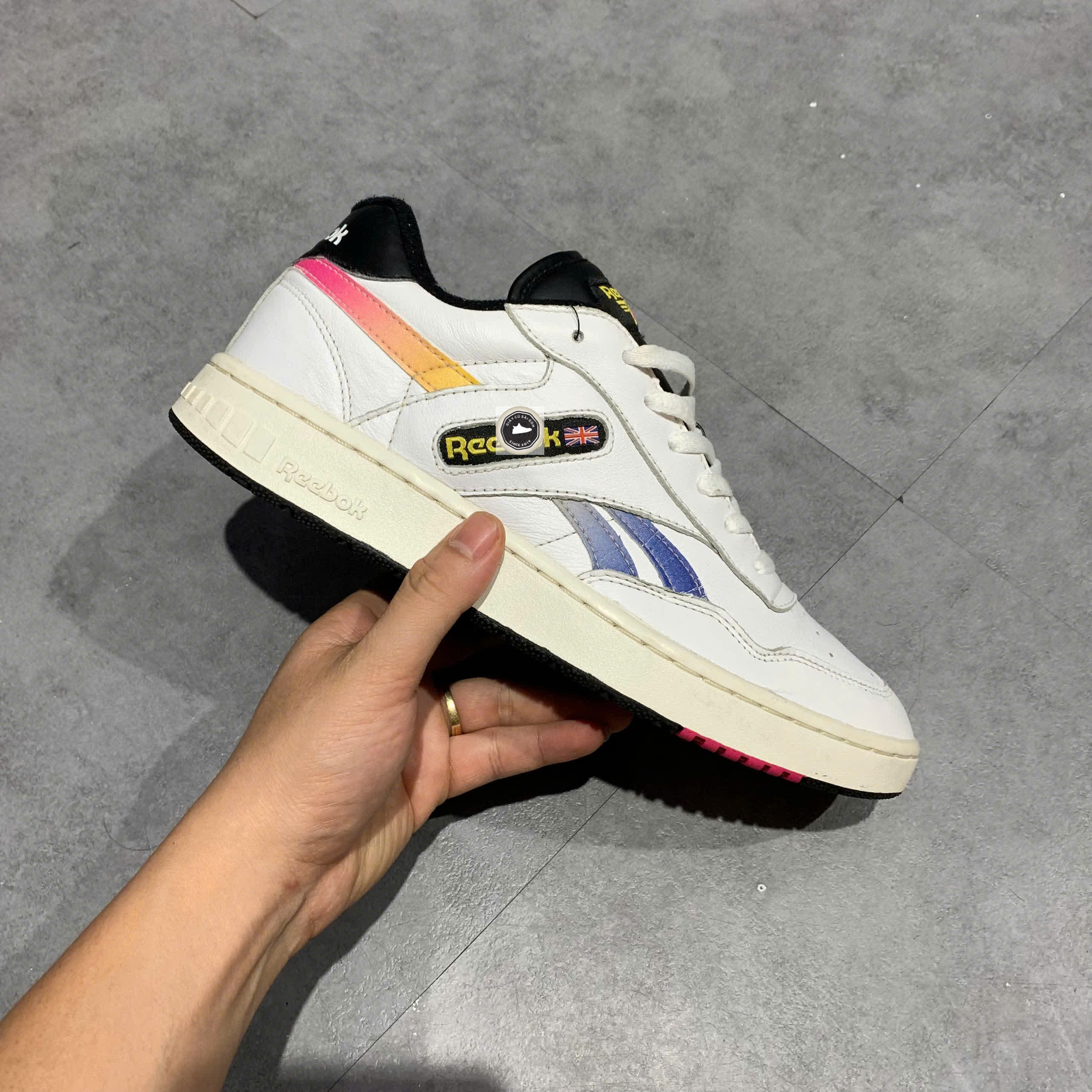 🔥 REEBOK BB 4000 COZY SHOCK ABSORPTION – WHITE/BLUE/YELLOW – SIZE 42 – PVN22576 – CHÍNH HÃNG