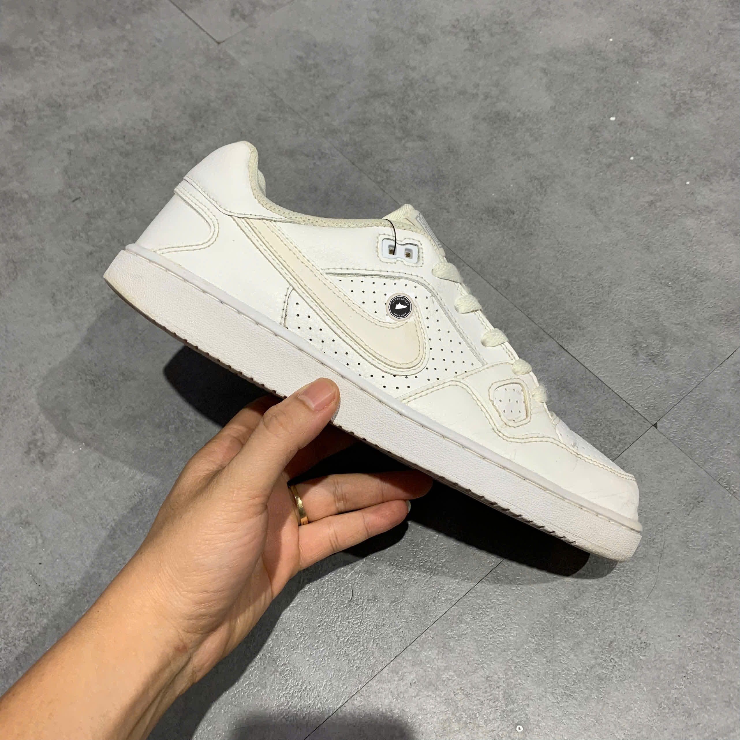 🔥 NIKE SON OF FORCE LOW – WHITE/BLACK – SIZE 42 – PVN22594 – CHÍNH HÃNG