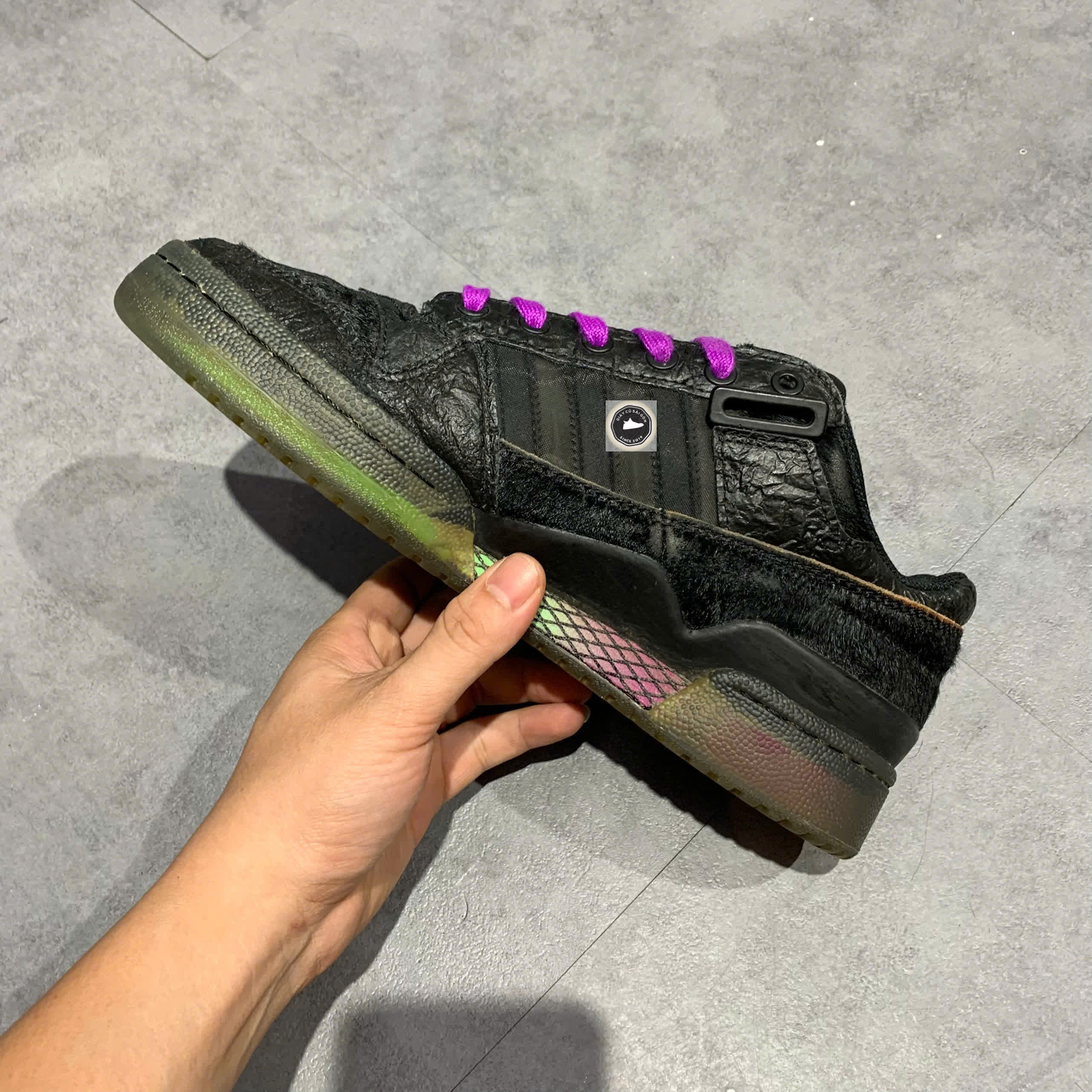 🔥 ADIDAS FORUM LOW ‘DARK WITCH’ – SIZE 42 – PVN22610 – CHÍNH HÃNG