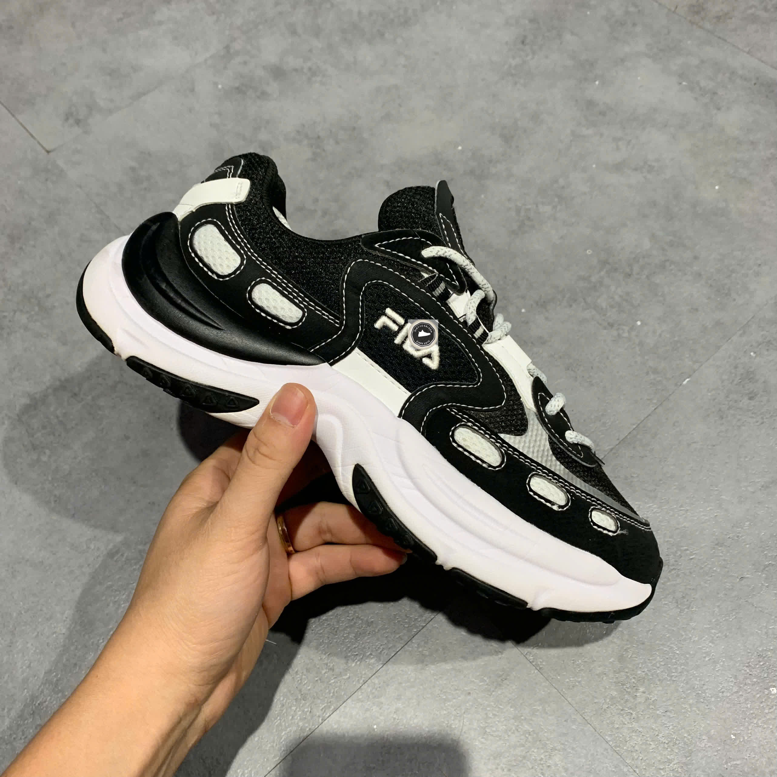 🔥 FILA ARCH VINTAGE SHOES ‘BLACK WHITE’ – SIZE 39 – PVN23077 – CHÍNH HÃNG