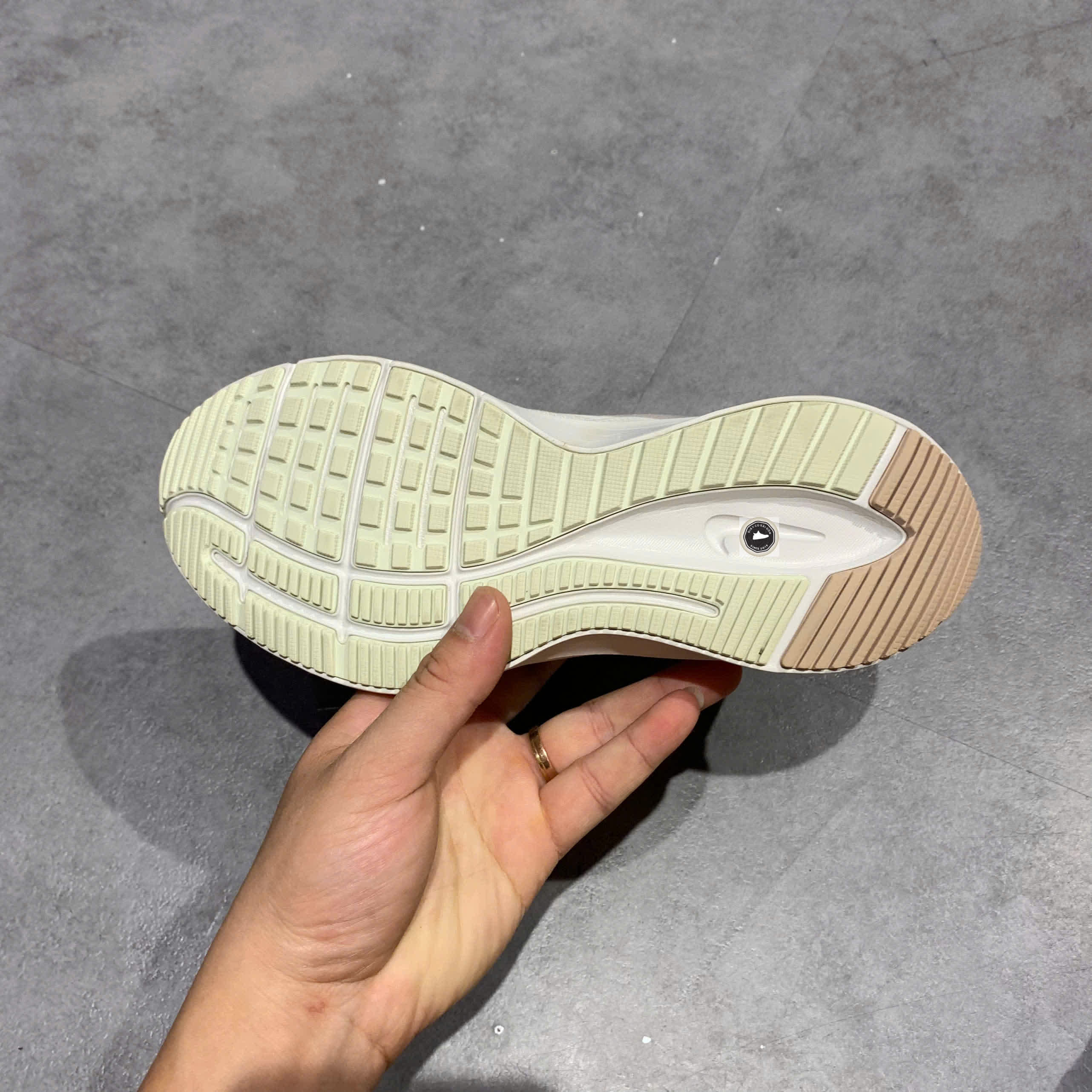 🔥 Nike Quest 3 ’Platinum Tint/Metallic Red Bronze’ – SIZE 36 – PVN22943 – CHÍNH HÃNG