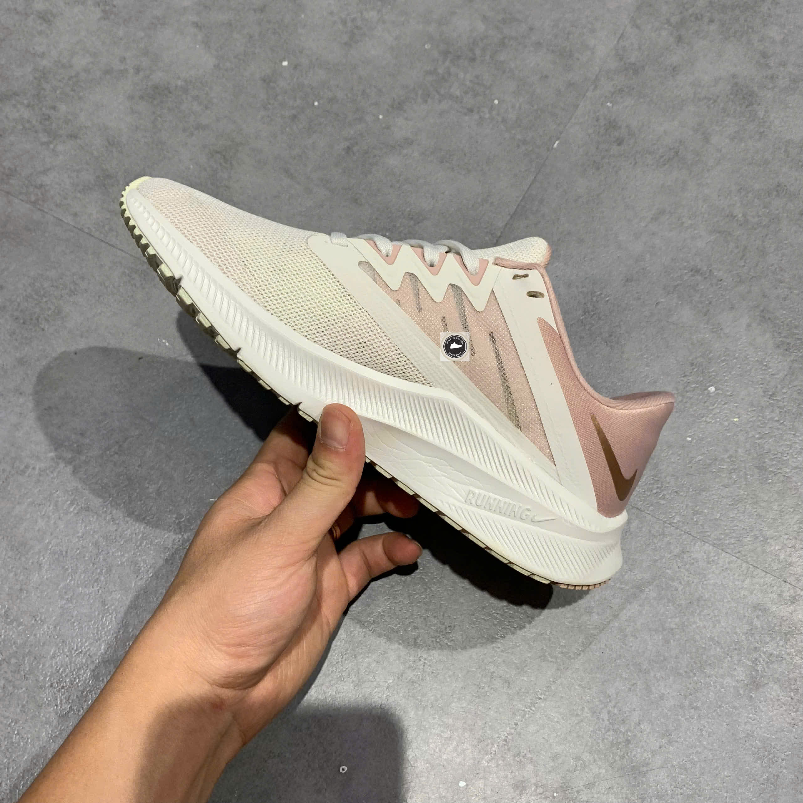 🔥 Nike Quest 3 ’Platinum Tint/Metallic Red Bronze’ – SIZE 36 – PVN22943 – CHÍNH HÃNG